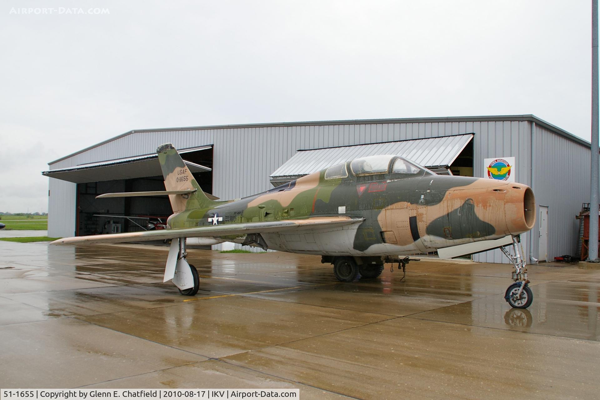 51-1655, 1951 Republic F-84F Thunderstreak C/N 259, On a rainy ramp