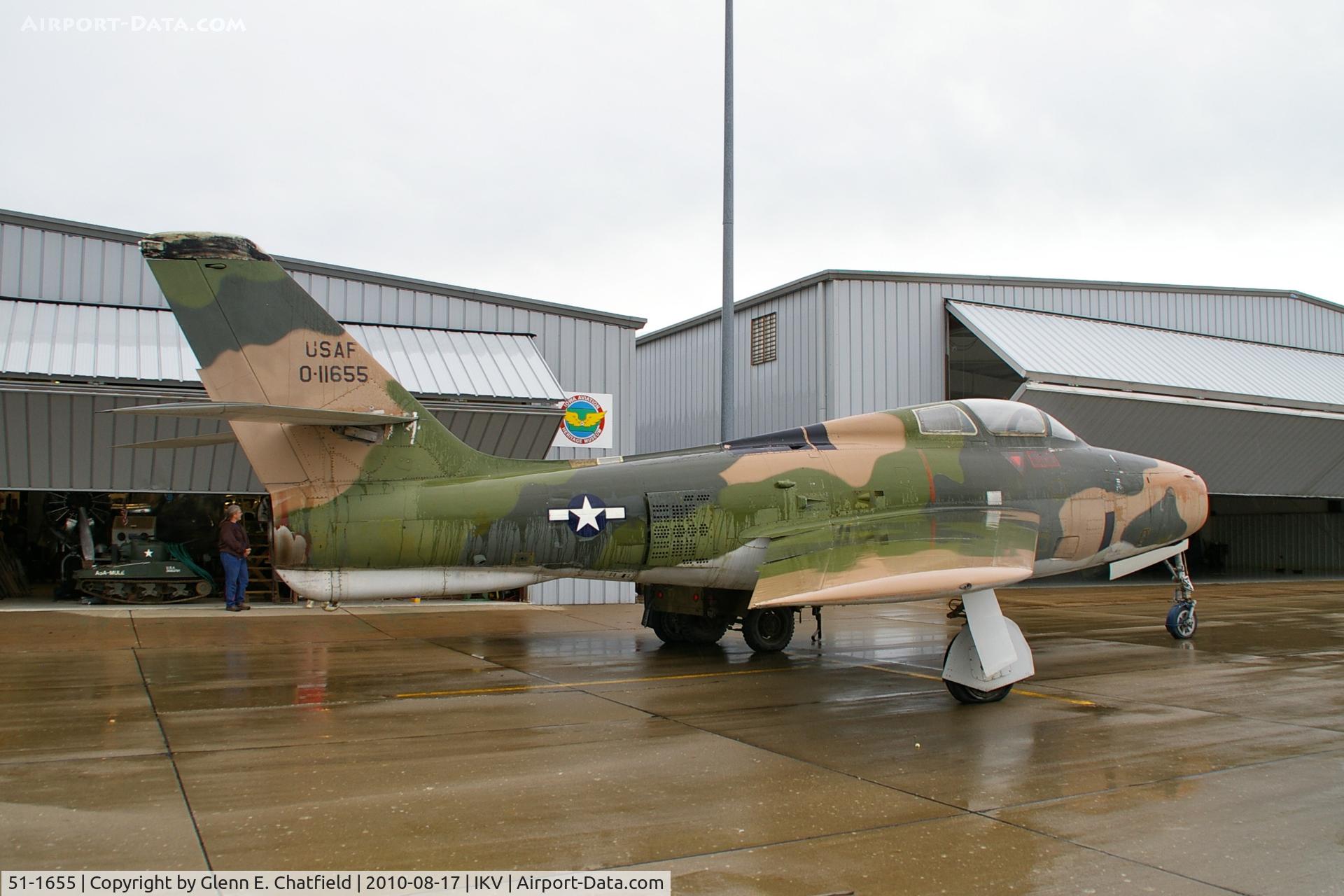 51-1655, 1951 Republic F-84F Thunderstreak C/N 259, On a rainy ramp