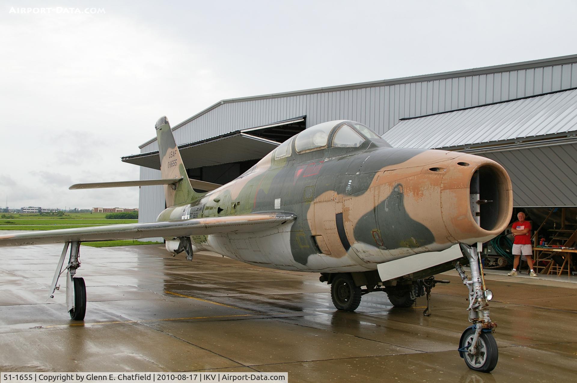 51-1655, 1951 Republic F-84F Thunderstreak C/N 259, On a rainy ramp