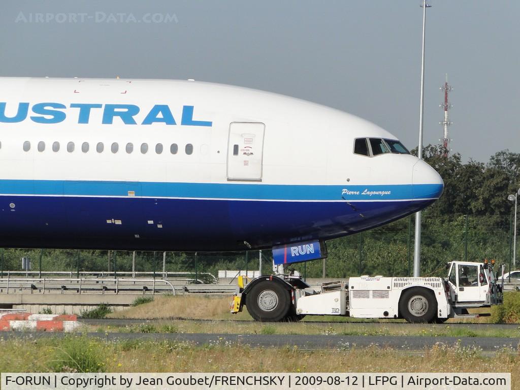 F-ORUN, 1999 Boeing 777-2Q8/ER C/N 28676, au tractage