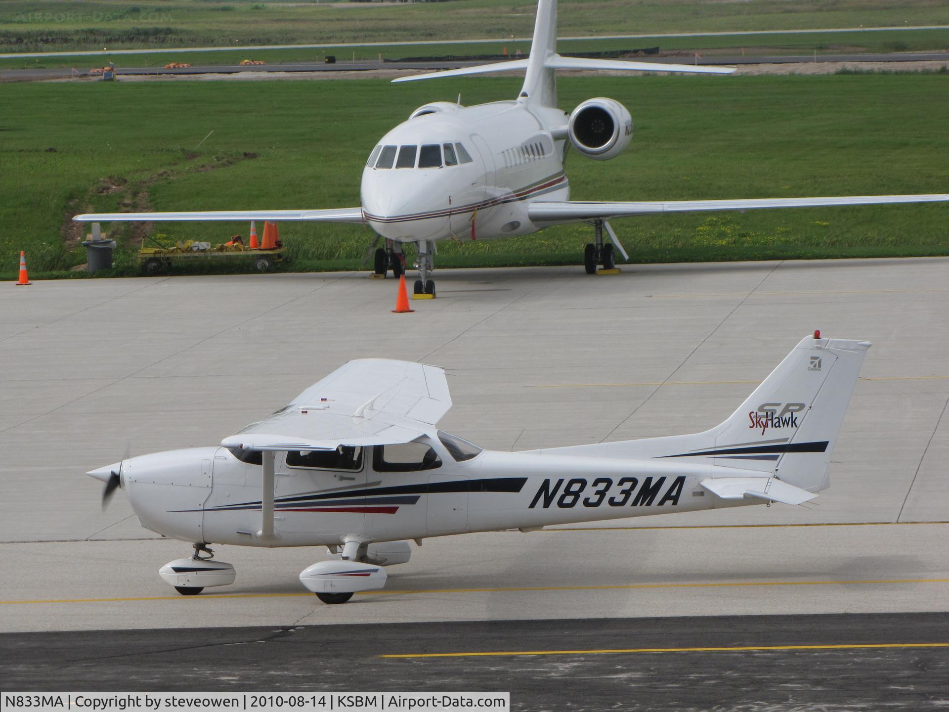 N833MA, 2001 Cessna 172S C/N 172S9006, taxing @KSBM during the PGA Tour