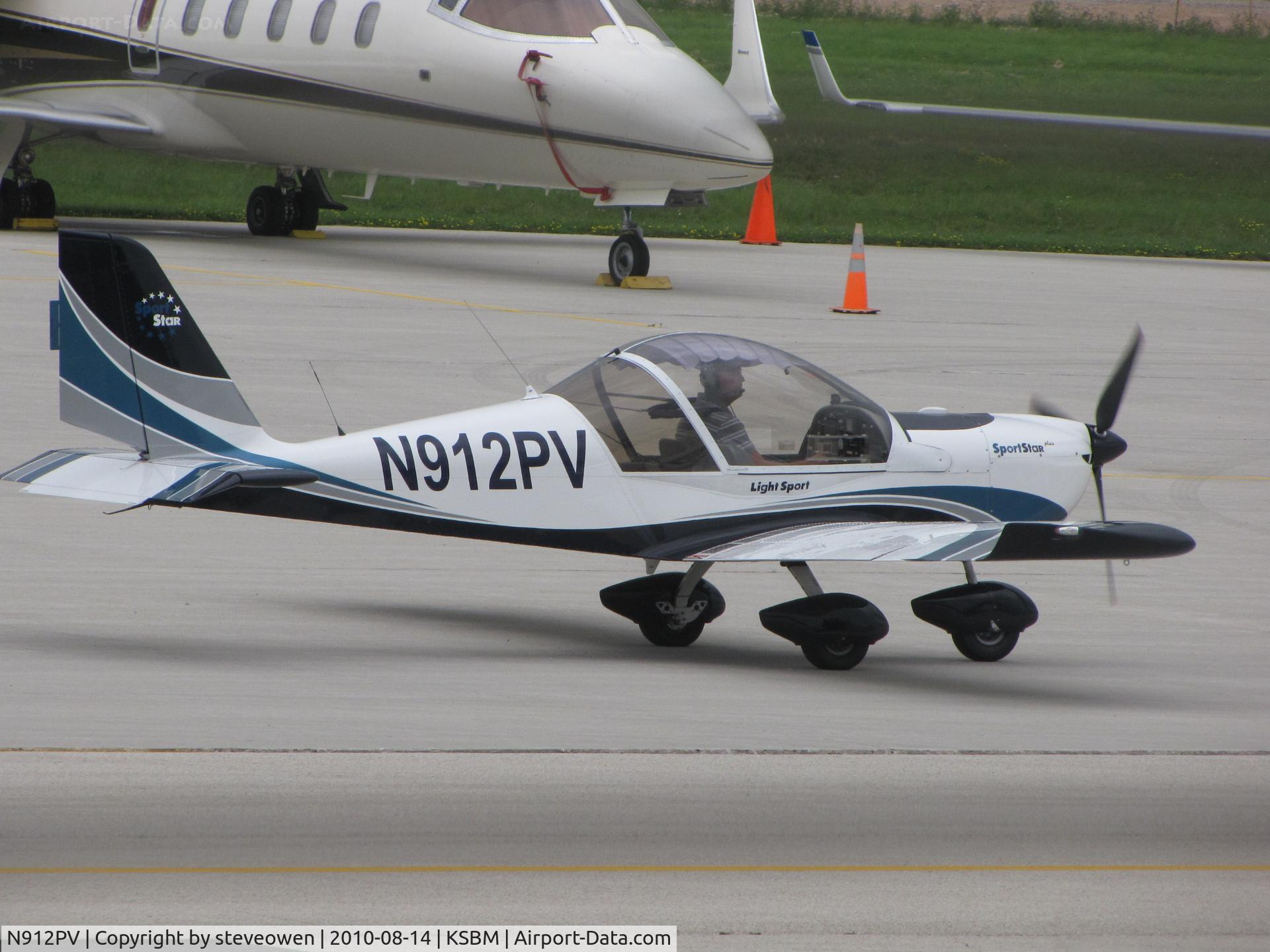 N912PV, 2006 Evektor-Aerotechnik Sportstar C/N 20060708, A very small fish amongst some big birds