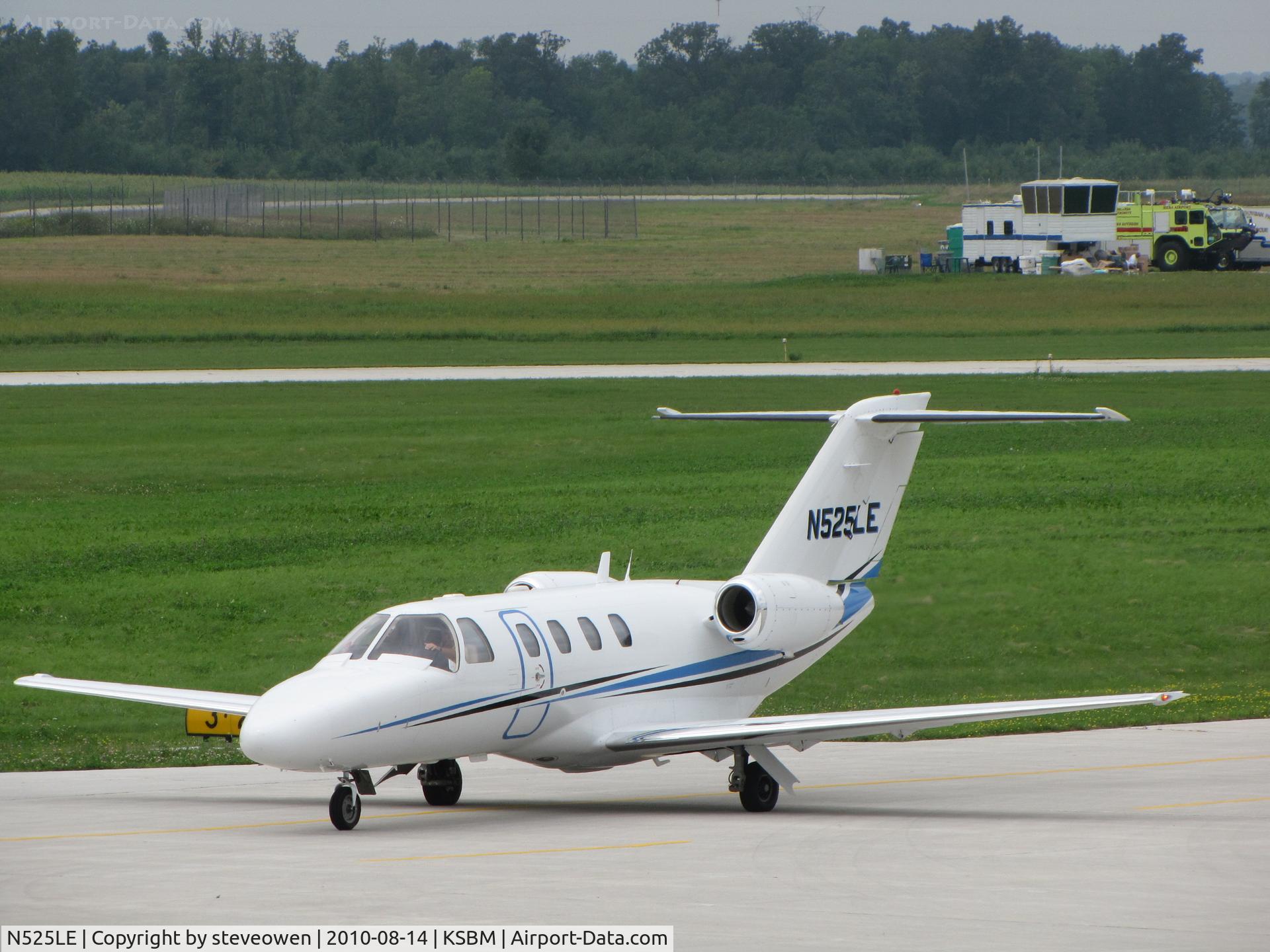 N525LE, 2001 Cessna 525 CitationJet CJ1 C/N 525-0447, @Ksbm during the PGA Tour,note the temporary control tower behind