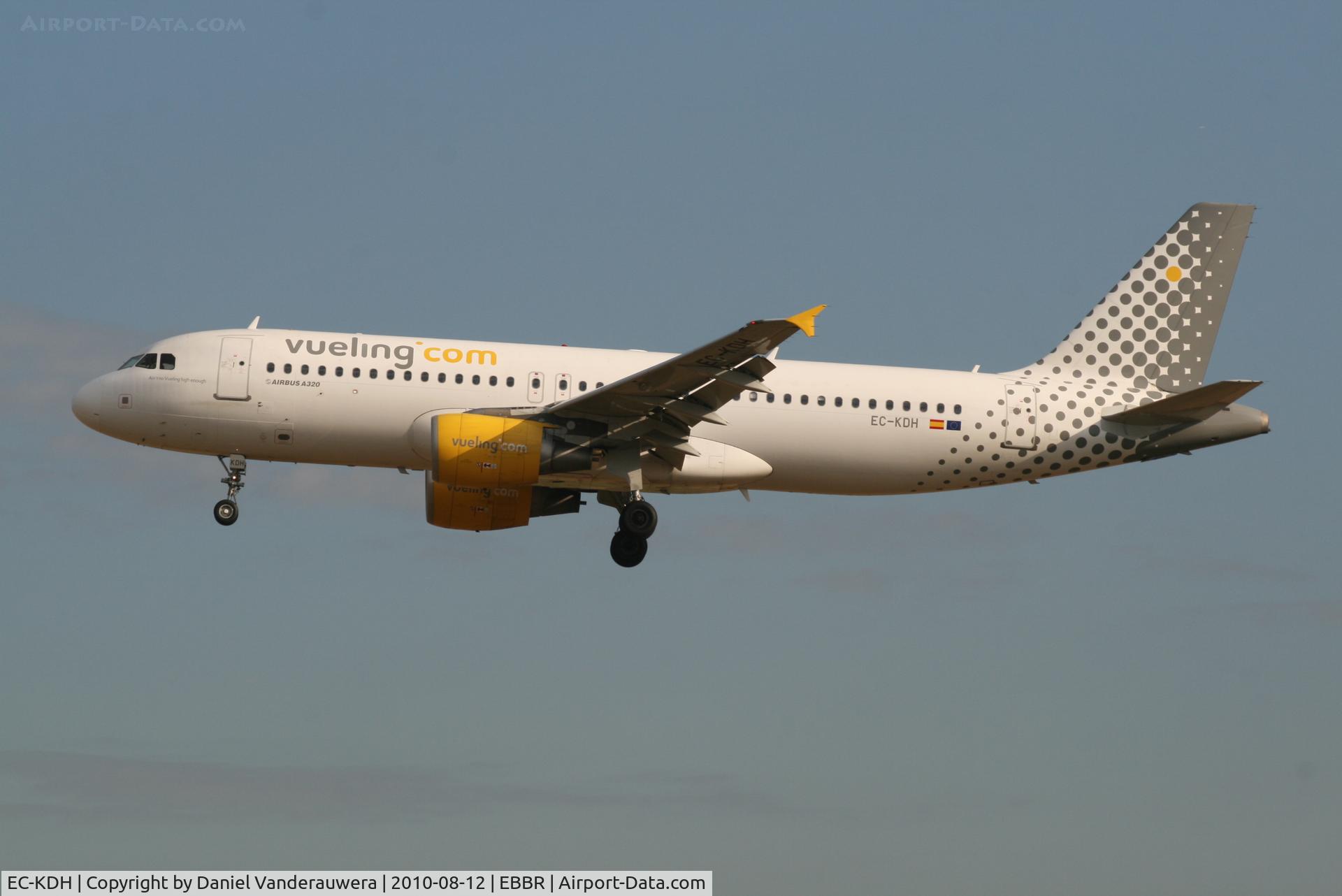 EC-KDH, 2007 Airbus A320-214 C/N 3083, Arrival of flight VY8920 to RWY 25L