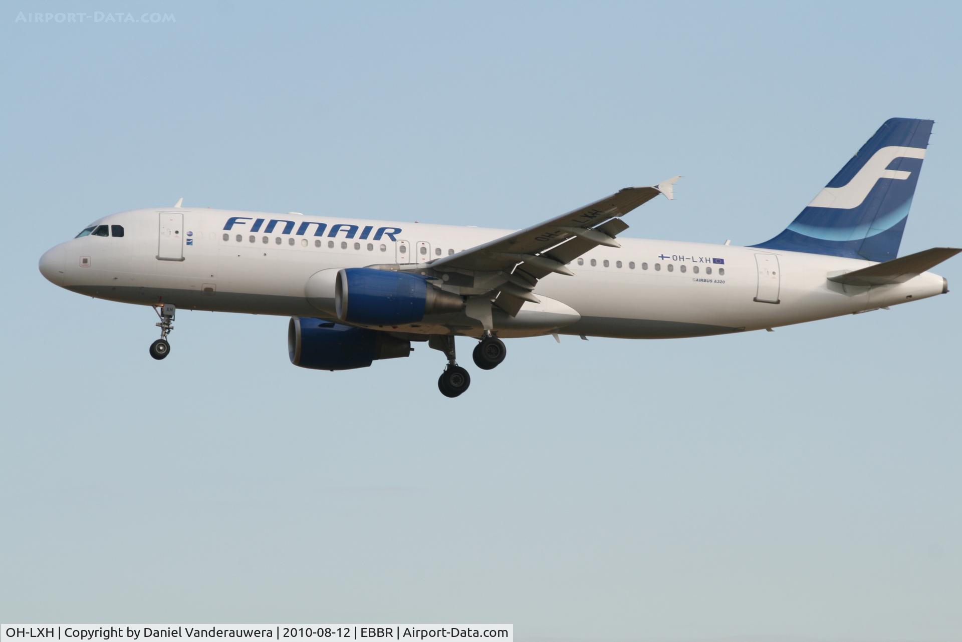 OH-LXH, 2002 Airbus A320-214 C/N 1913, Arrival of flight AY811 to RWY 25L