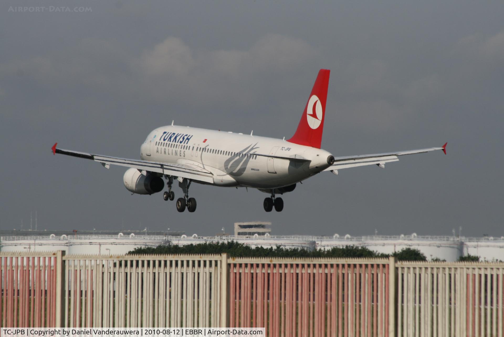 TC-JPB, 2005 Airbus A320-232 C/N 2626, Flight TK1937 is descending to RWY 25L