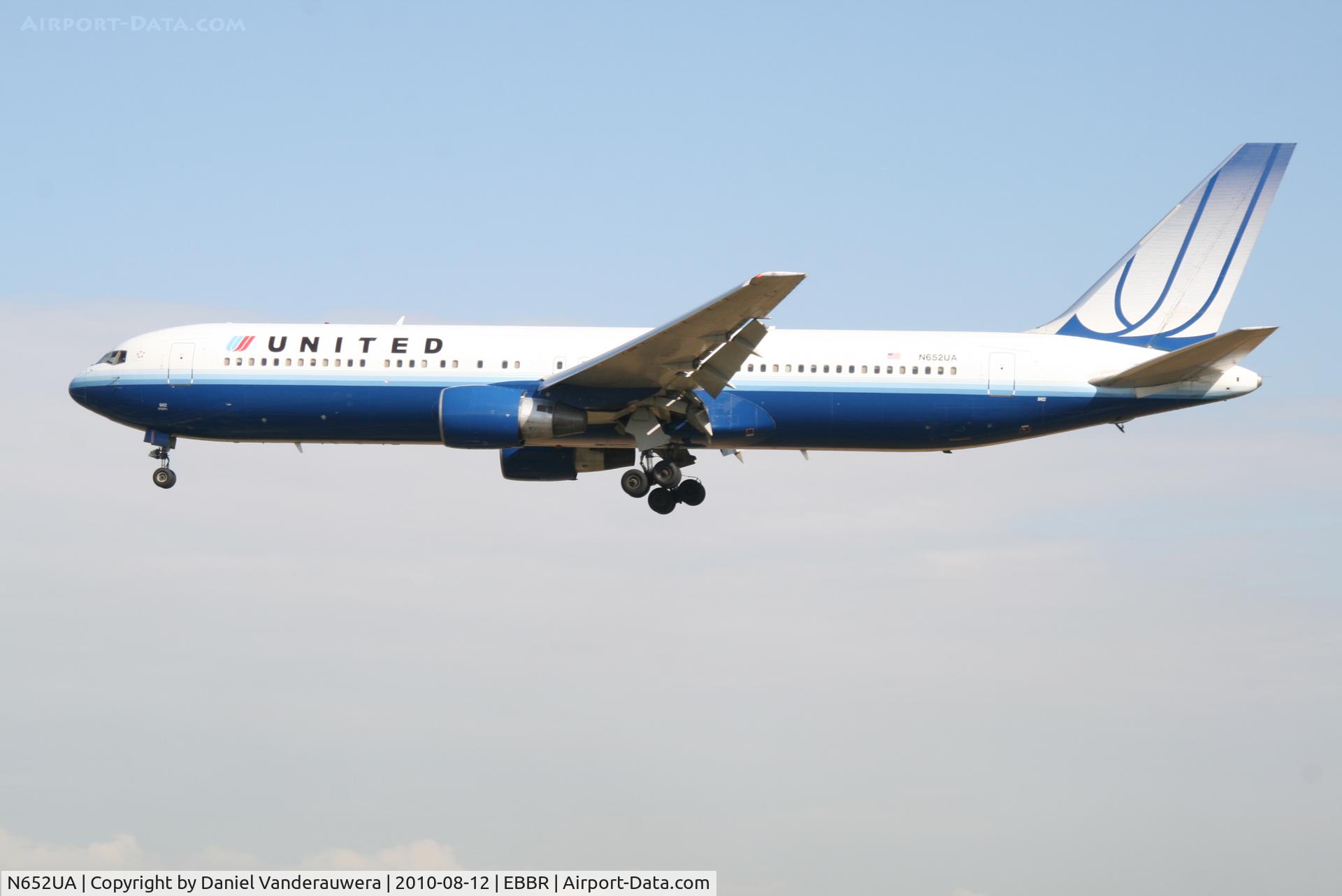 N652UA, 1992 Boeing 767-322 C/N 25390, Flight UA950 is descending to RWY 25L