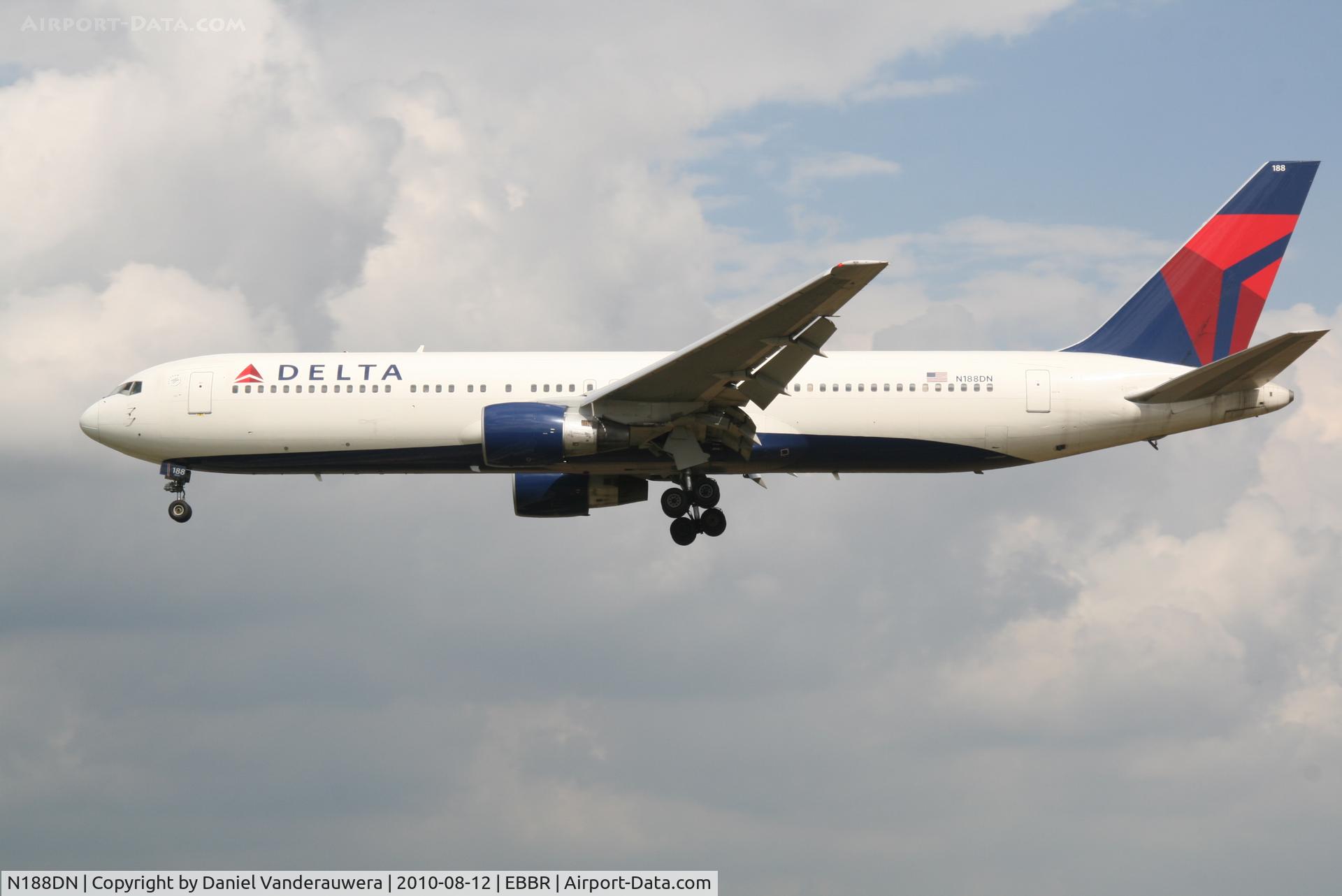 N188DN, 1996 Boeing 767-332 C/N 27583, Arrival of flight DL140 to RWY 25L