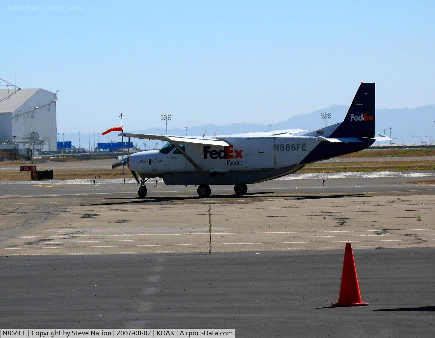 N824AA, 1984 Mooney M20K C/N 25-0824, FEDEX Express 1999 Cessna 208B running up for take-off on North Field runway