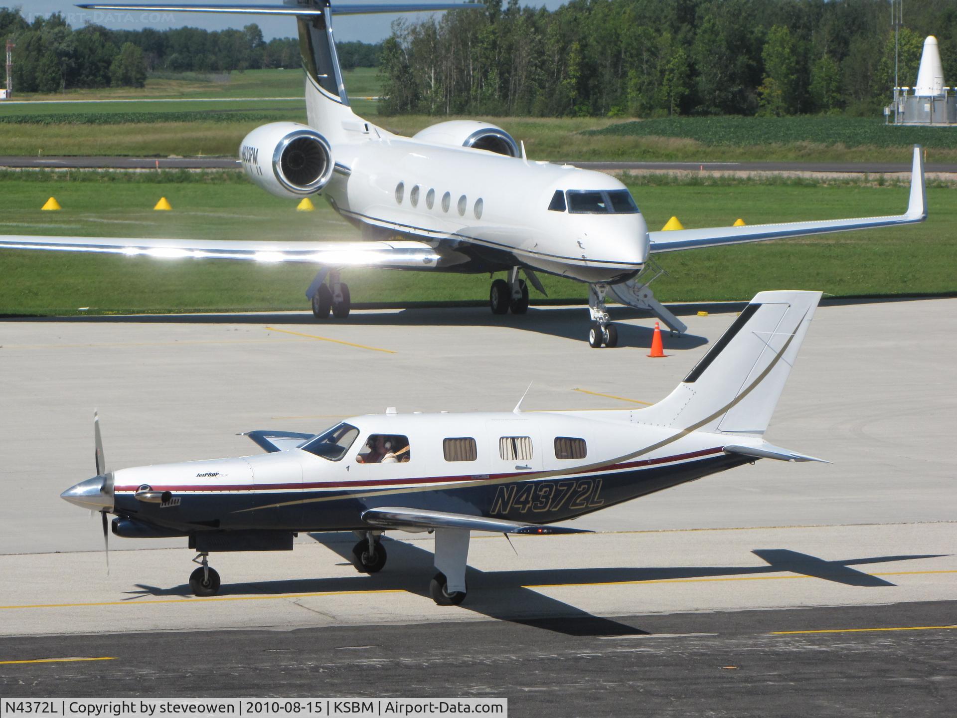 N4372L, 1984 Piper PA-46-310P Malibu C/N 46-8408087, taxing out on a sunny afternoon during PGA Tour at KSBM