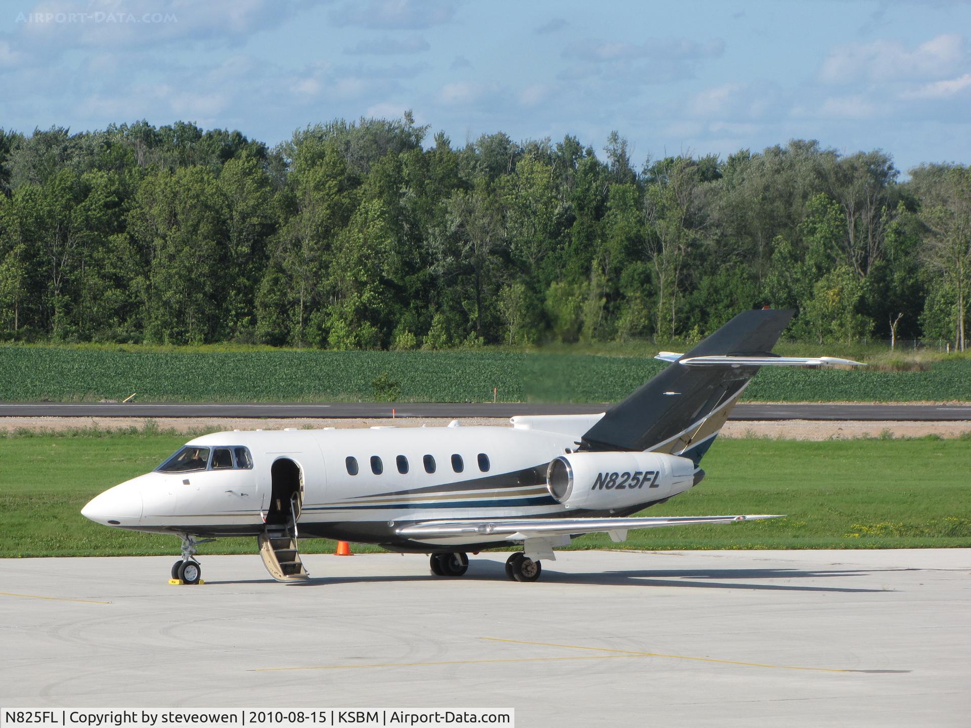 N825FL, 2006 Raytheon Hawker 800XP C/N 258767, On the ramp @KSBM during PGA Tour