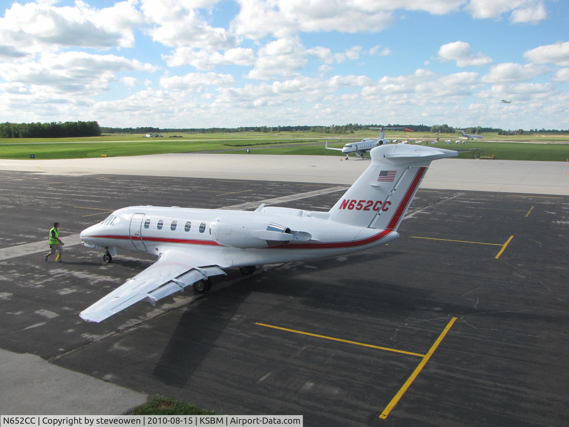 N652CC, 1999 Cessna 650 Citation VII C/N 650-7107, up close, on the ramp at KSBM
