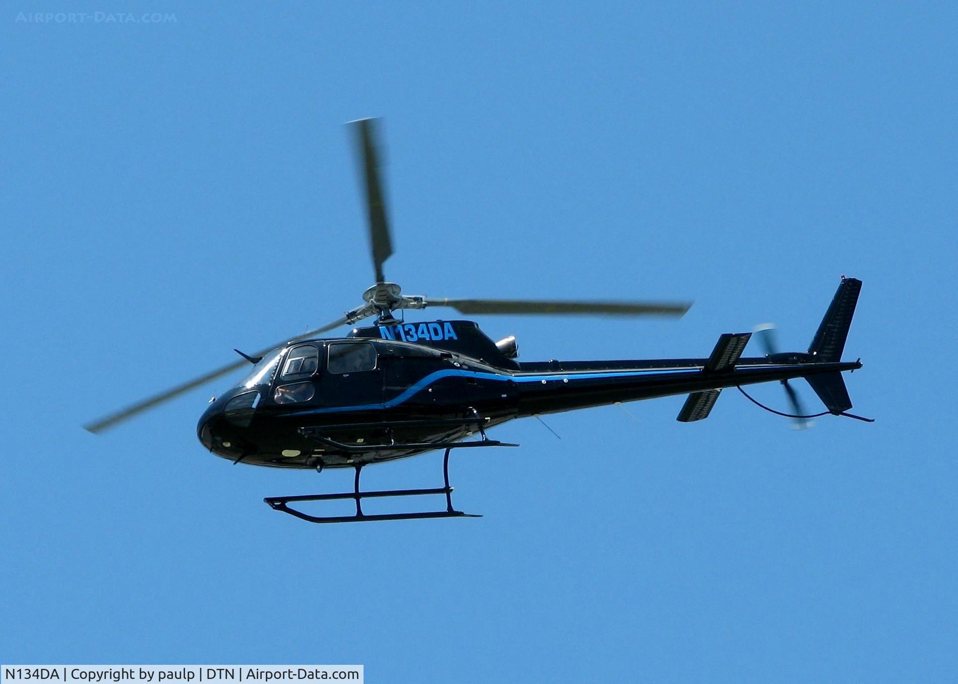 N134DA, 2005 Eurocopter AS-350B-2 Ecureuil C/N 3986, Departing Metro Aviation/Downtown Shreveport.