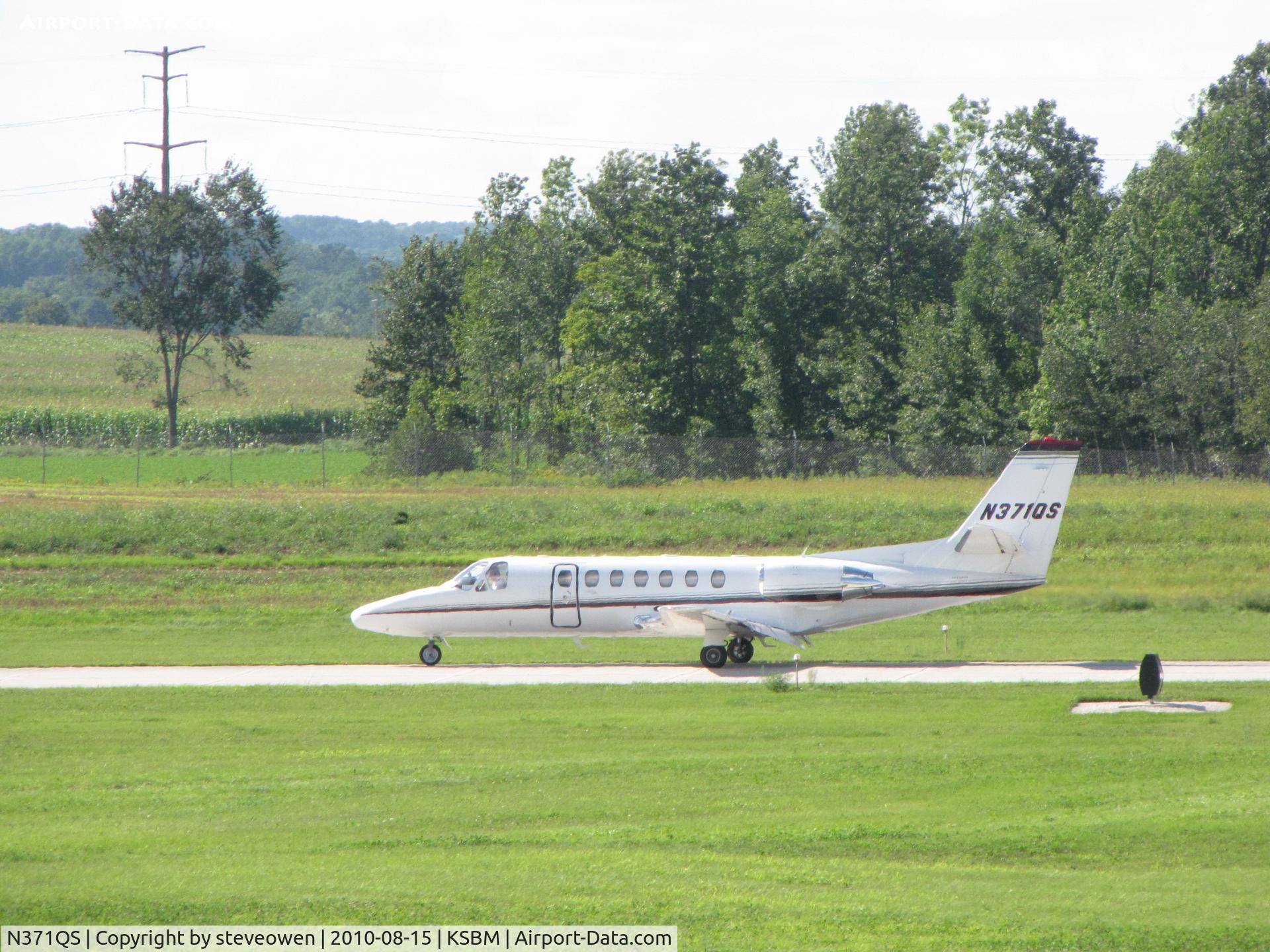 N371QS, 1998 Cessna 560 C/N 560-0471, Landing @ KSBM