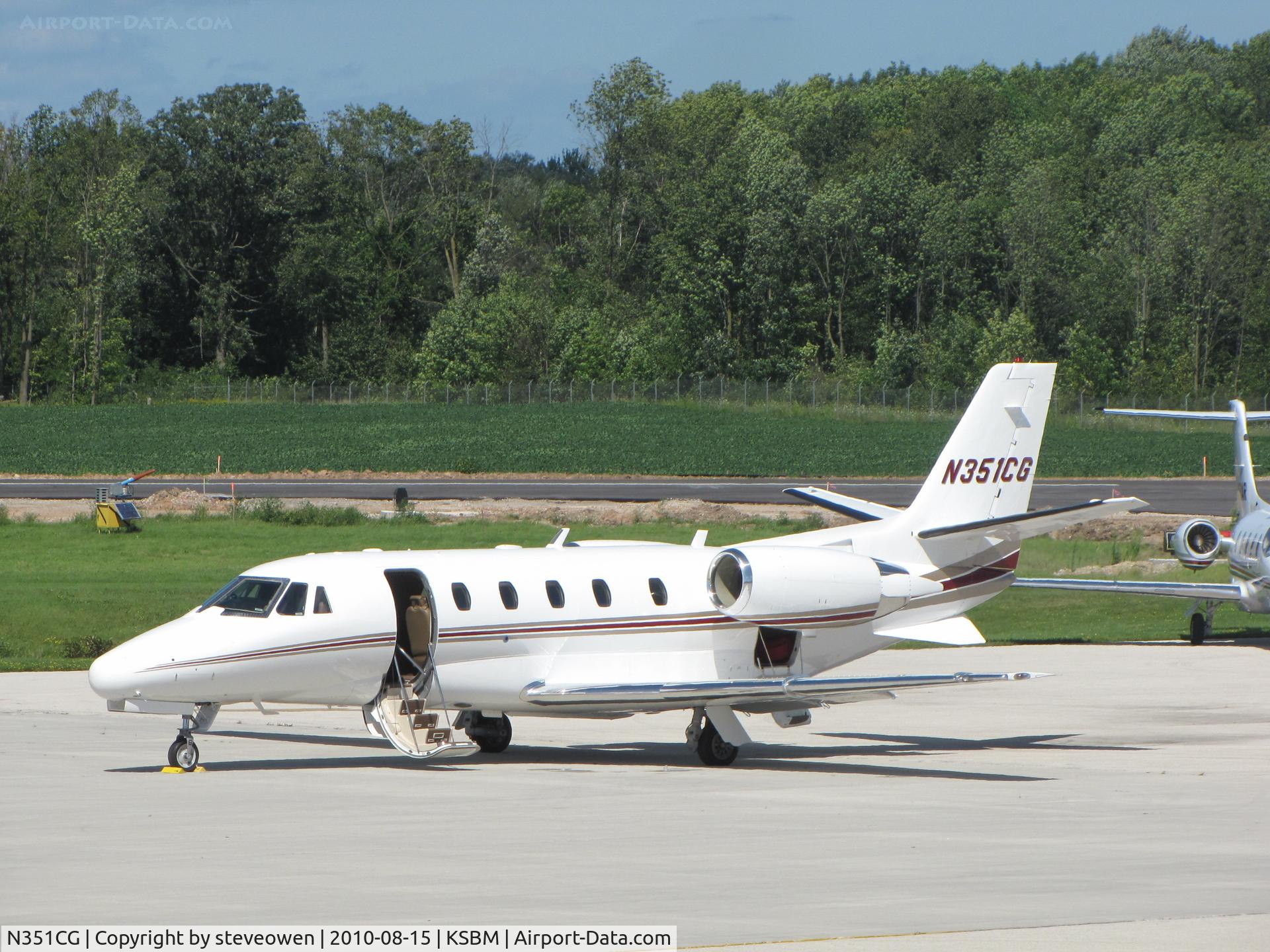 N351CG, 2002 Cessna 560XL C/N 560-5225, awaiting pasengers @ KSBM