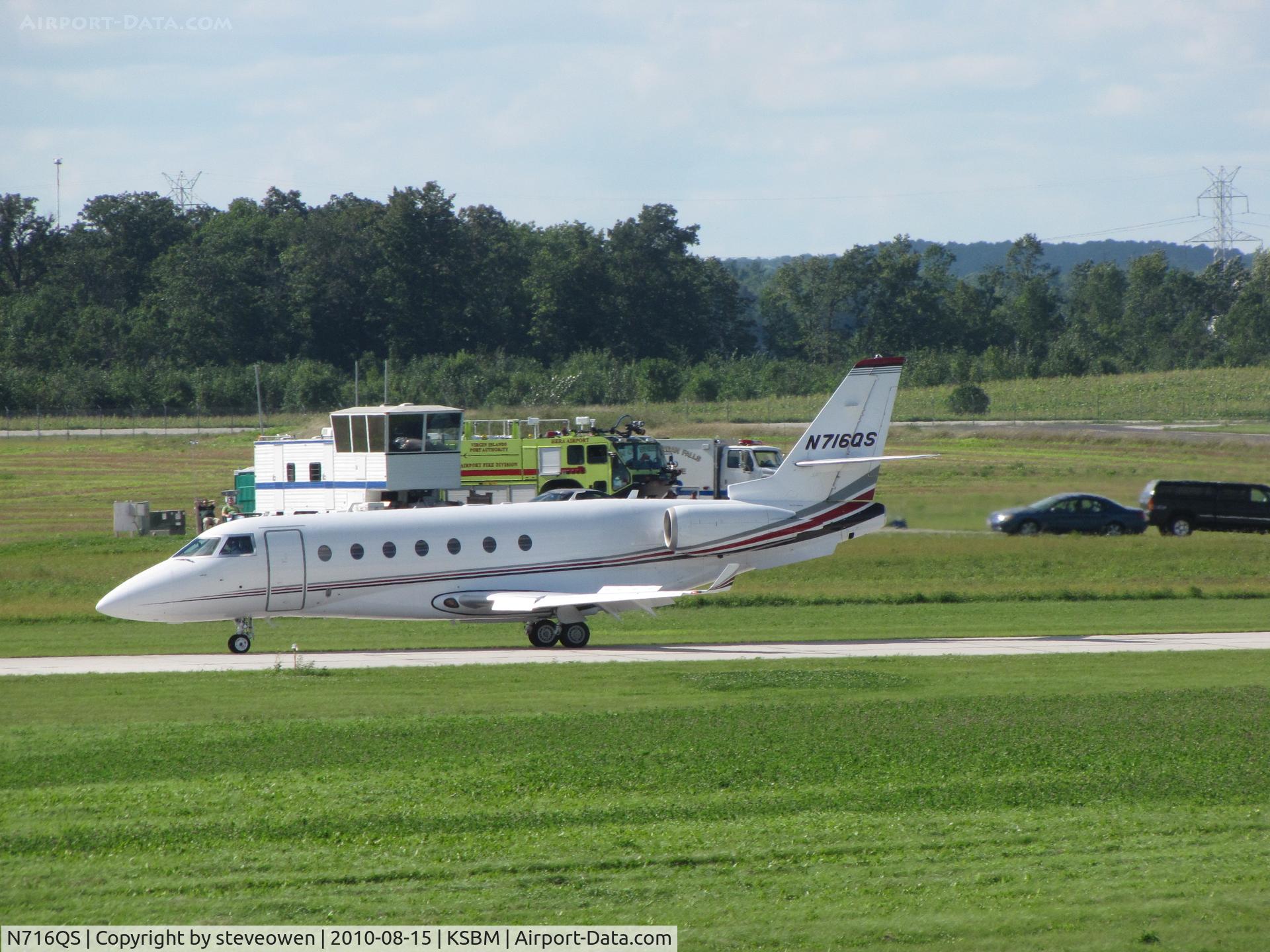 N716QS, 2006 Israel Aircraft Industries Gulfstream 200 C/N 148, Landing at KSBM past the 
mobile FAA control tower