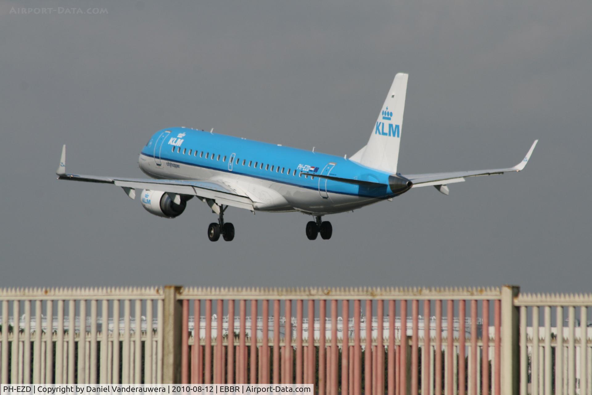 PH-EZD, 2009 Embraer 190LR (ERJ-190-100LR) C/N 19000279, Several seconds before landing on RWY 25L
