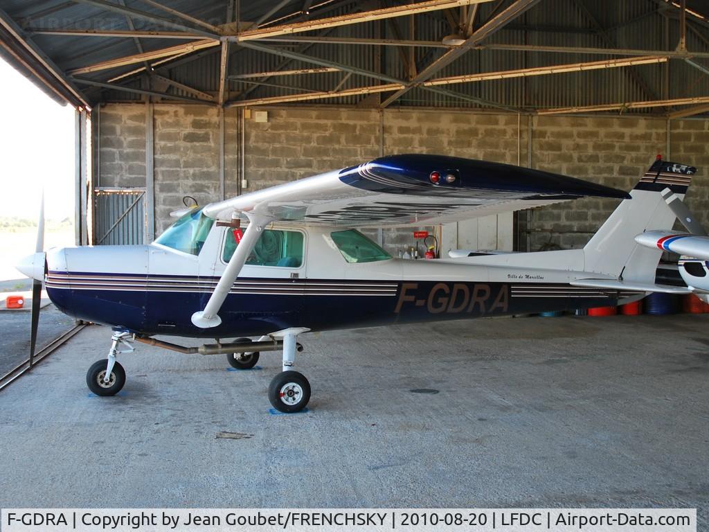 F-GDRA, Reims F152 C/N 1880, au hangar