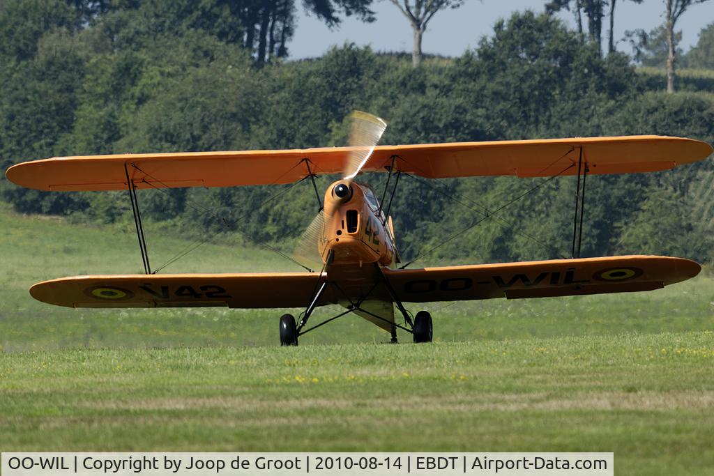 OO-WIL, Stampe-Vertongen SV-4B C/N 1184, OO-WIL comes from behind the hill. Scene on the oldtimer fly-in.