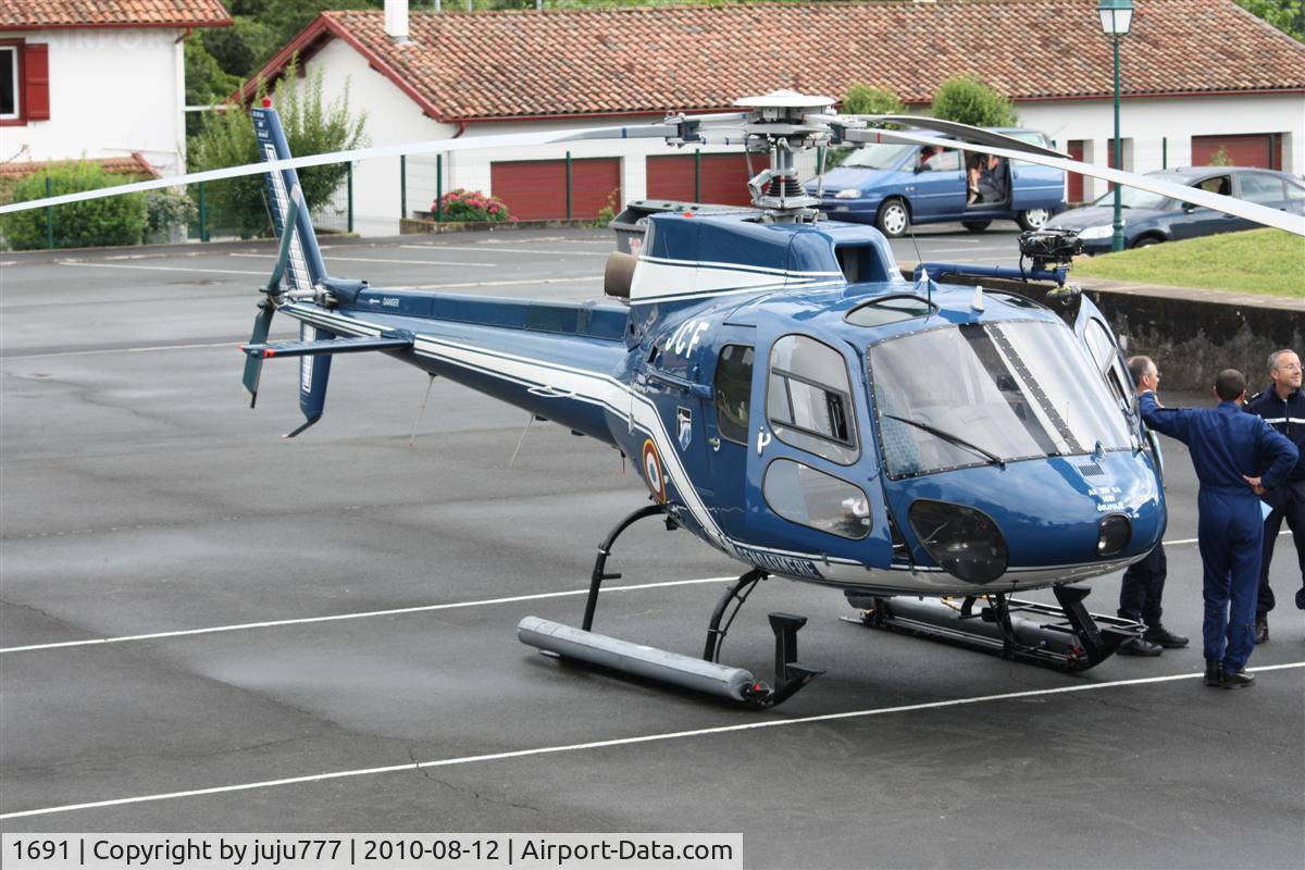 1691, Aérospatiale AS-350BA Ecureuil C/N 1691, landing at Souraïde town