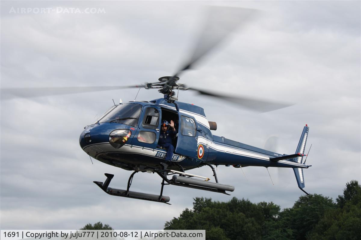 1691, Aérospatiale AS-350BA Ecureuil C/N 1691, on take-off from fronton of Souraïde town