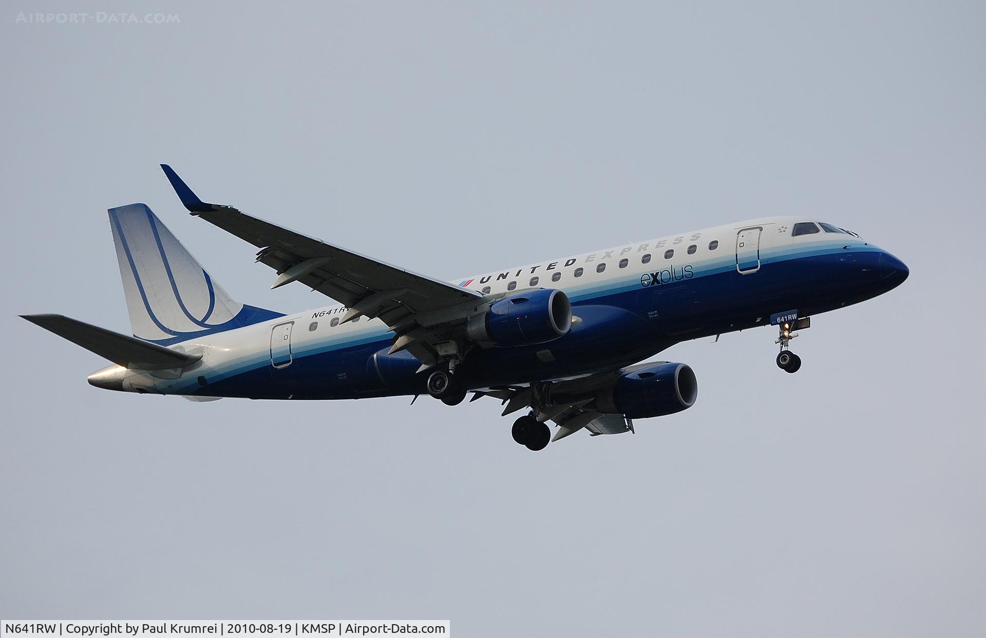 N641RW, 2004 Embraer 170SE (ERJ-170-100SE) C/N 17000062, On final to KMSP