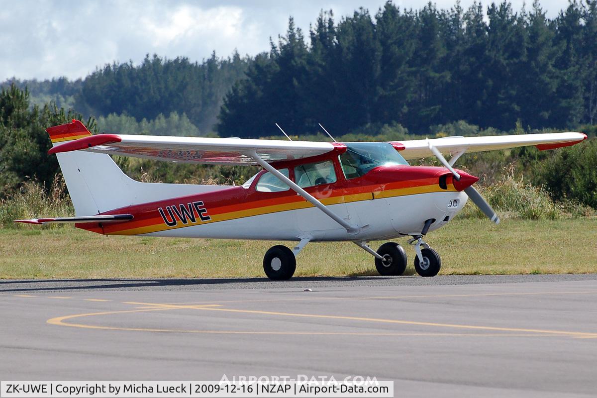 ZK-UWE, Cessna 172N C/N 17271209, At Taupo