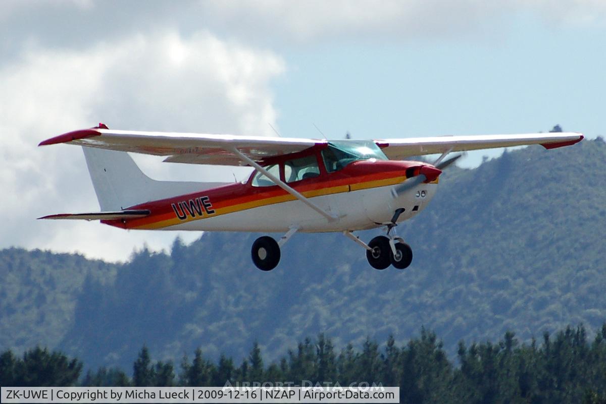 ZK-UWE, Cessna 172N C/N 17271209, At Taupo