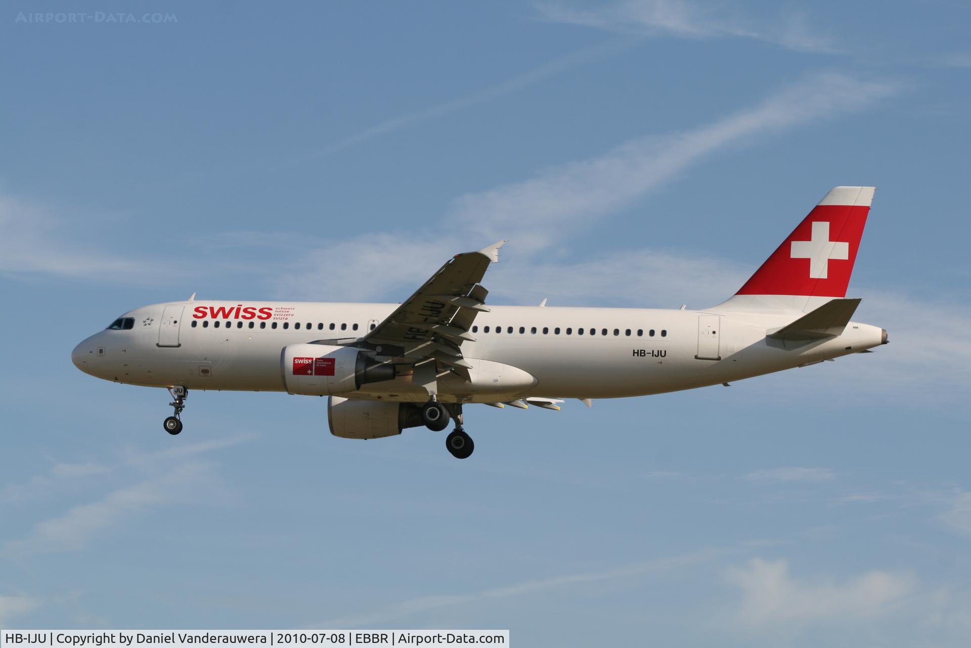 HB-IJU, 2003 Airbus A320-214 C/N 1951, Flight LX786 is descending to RWY 25L