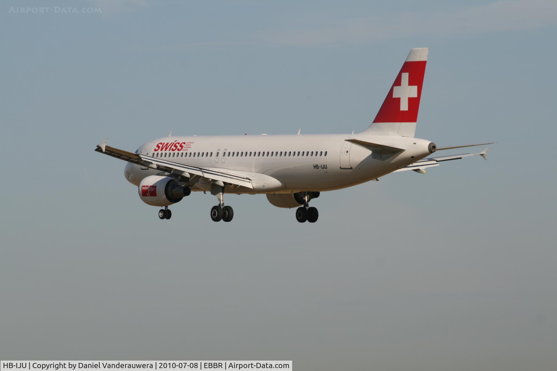 HB-IJU, 2003 Airbus A320-214 C/N 1951, Several seconds before landing on RWY 25L