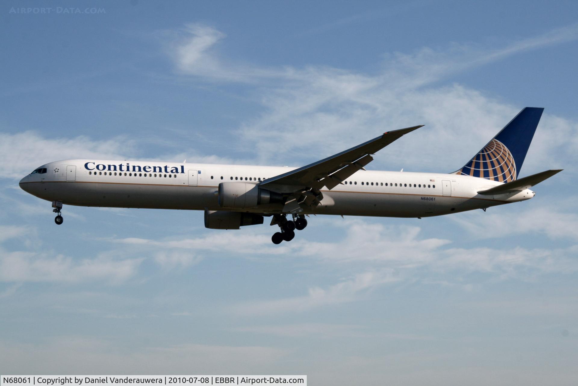 N68061, 2002 Boeing 767-424/ER C/N 29456, Arrival of flight CO060 to RWY 25L