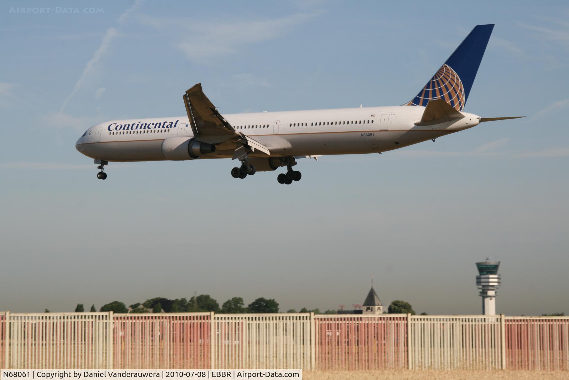 N68061, 2002 Boeing 767-424/ER C/N 29456, Flight CO060 is descending to RWY 25L
