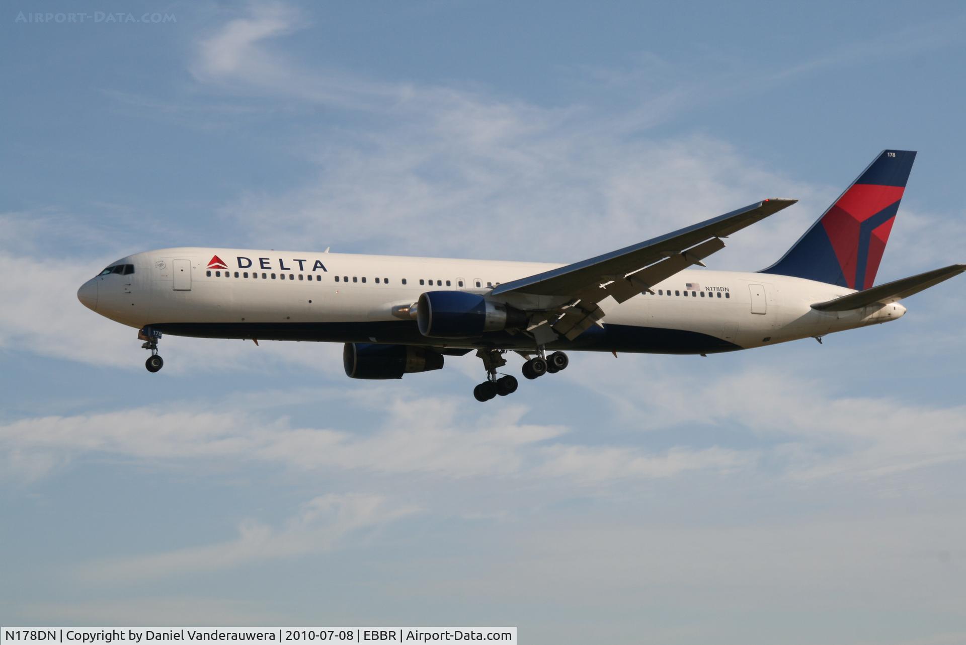 N178DN, 1991 Boeing 767-332 C/N 25143, Arrival of flight DL140 to RWY 25L