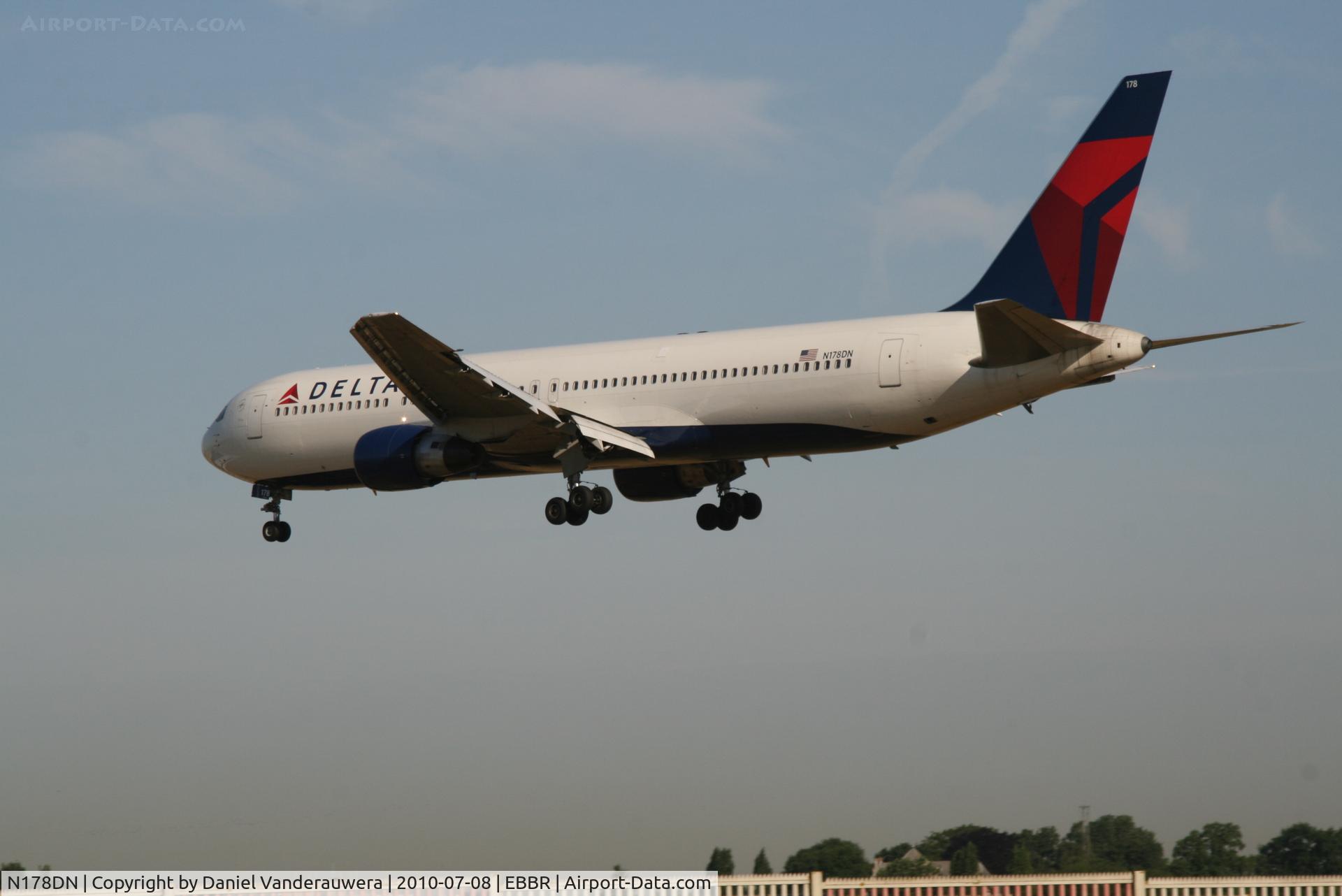 N178DN, 1991 Boeing 767-332 C/N 25143, Flight DL140 is descending to RWY 25L