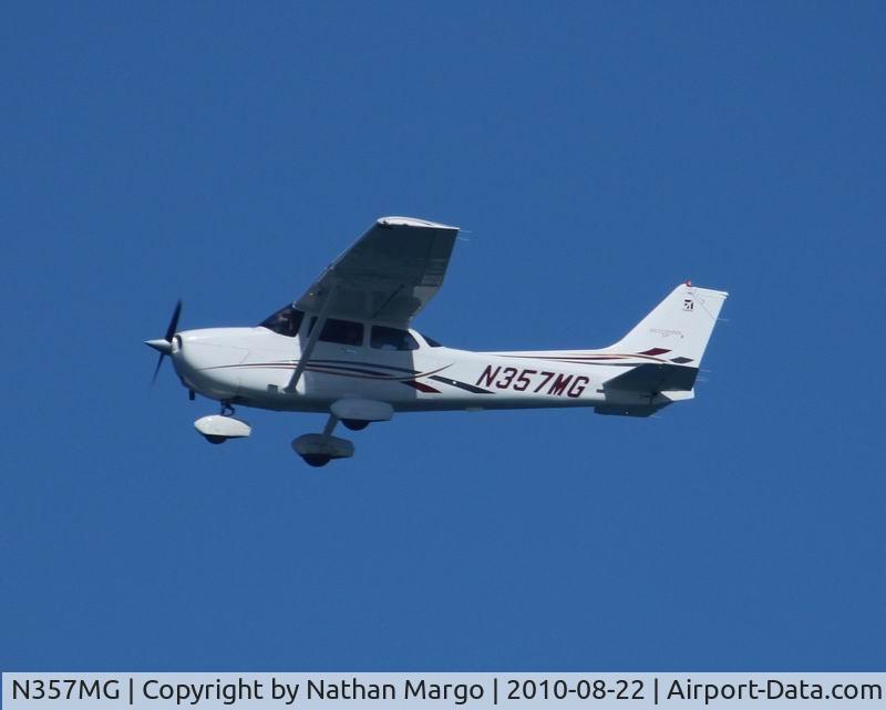 N357MG, 2006 Cessna 172S C/N 172S10259, Seen flying over the Ocean Beach Pier, San Diego, California.