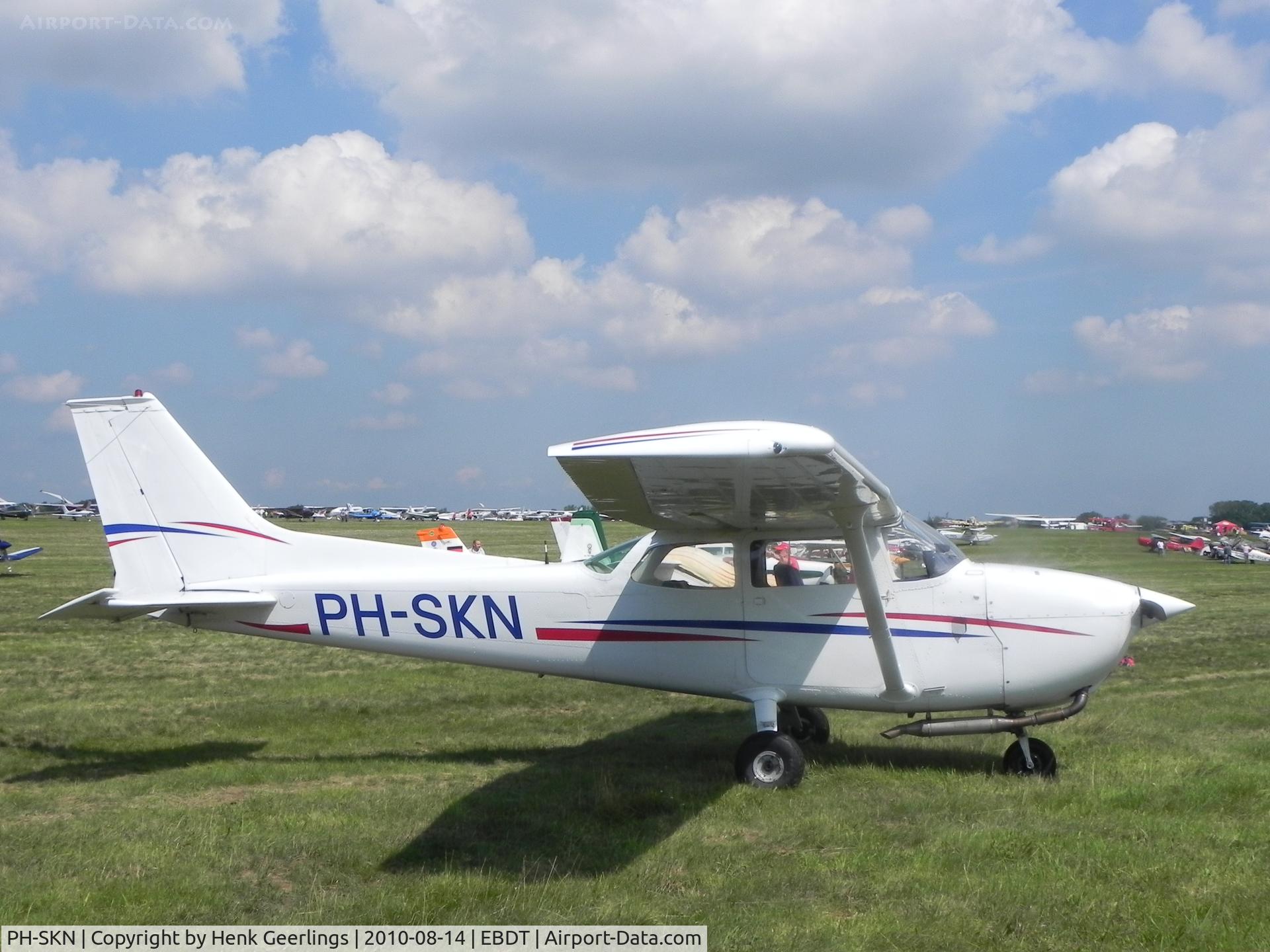 PH-SKN, Cessna 172M C/N 17265655, Schaffen - Diest , Belgium. Oldtimer Fly- In August 2010
