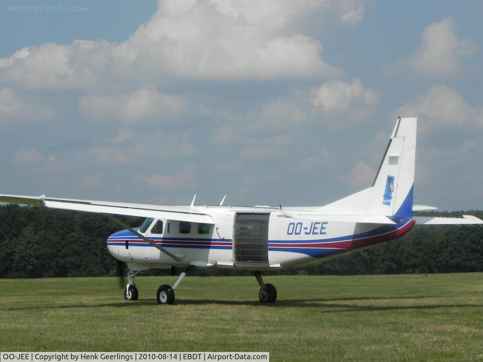OO-JEE, 2001 Cessna 208B Grand Caravan C/N 208B0879, Schaffen - Diest , Belgium. Oldtimer Fly- In August 2010 

Para Club Vlaanderen