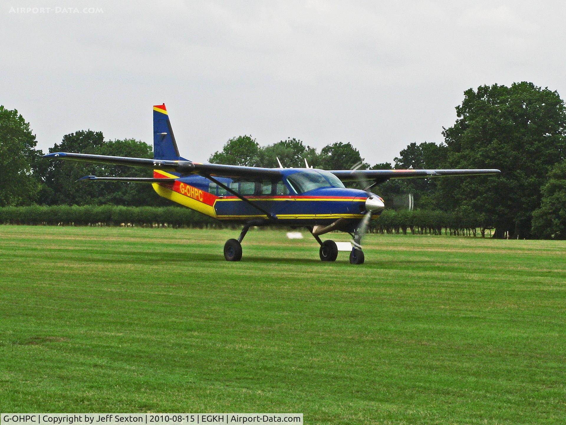 G-OHPC, 1992 Cessna 208 Caravan I C/N 20800224, Landing at Headcorn after parachute drop