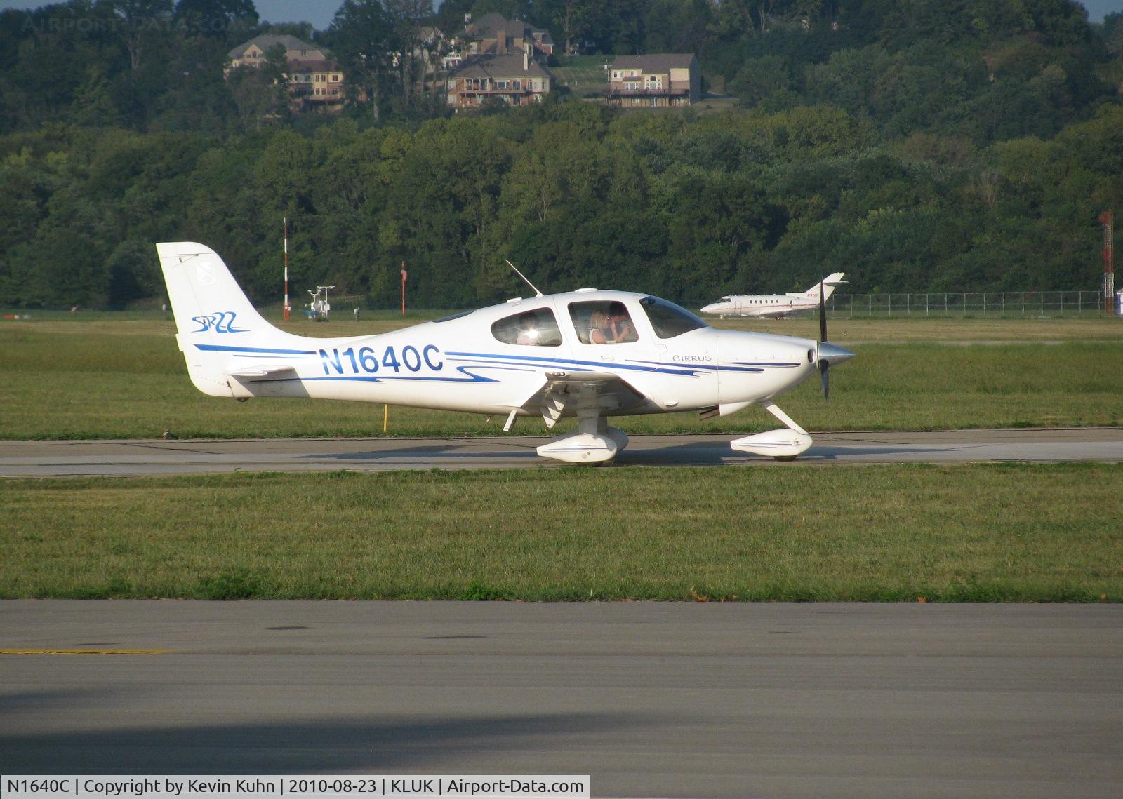 N1640C, 2003 Cirrus SR22 C/N 0579, Hawker 800 N41HF landing in the background