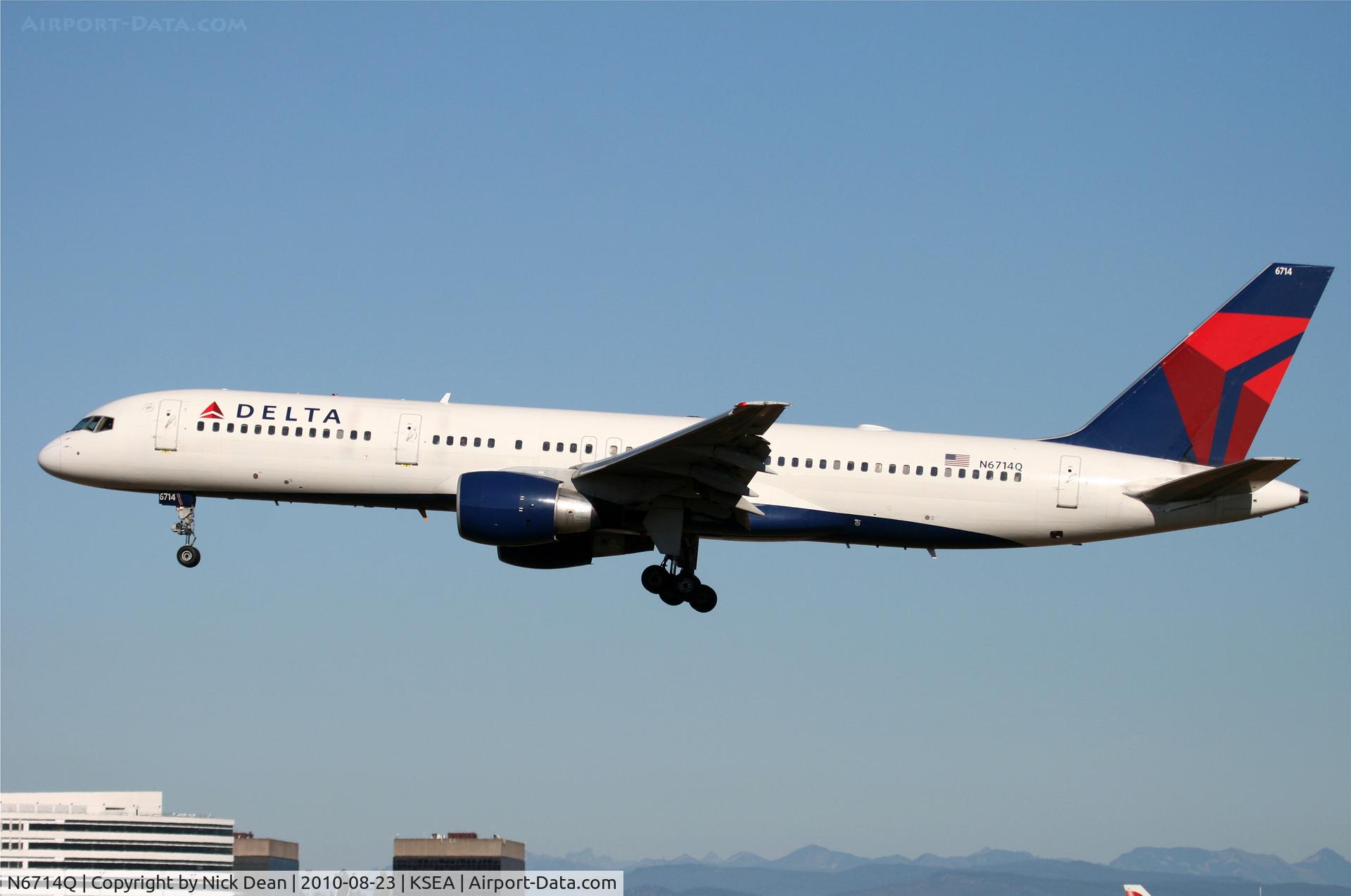 N6714Q, 2000 Boeing 757-232 C/N 30485, KSEA