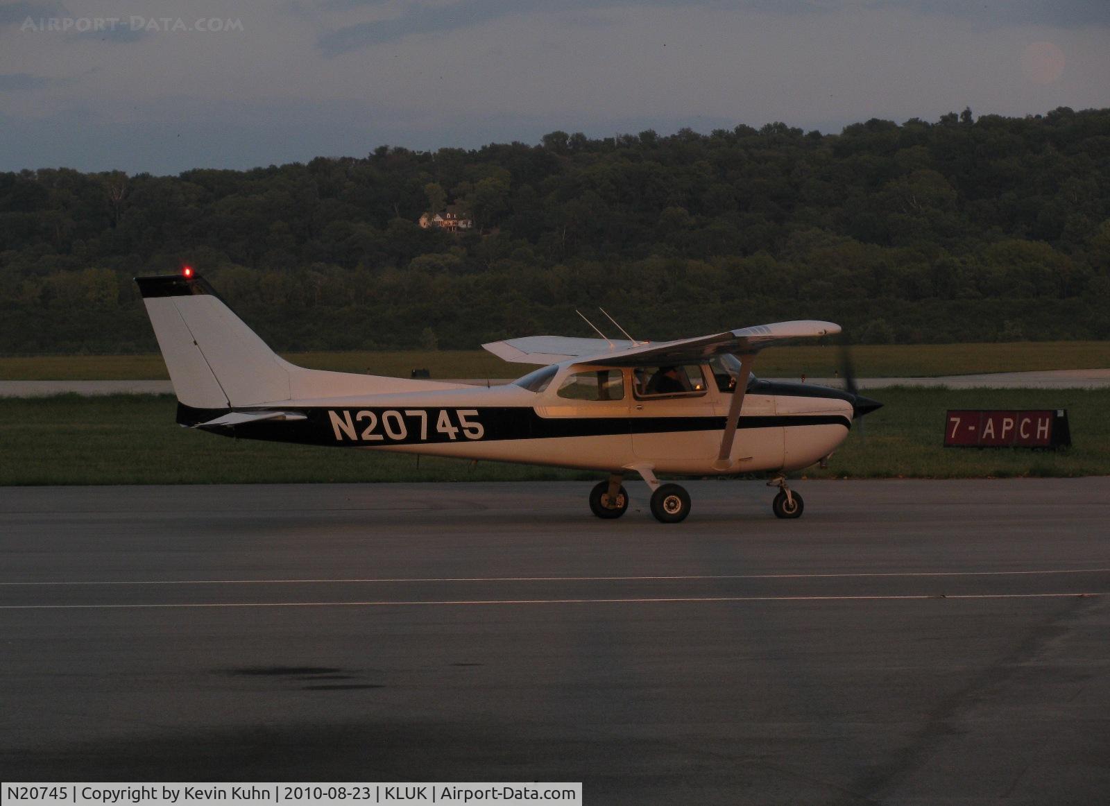 N20745, 1974 Cessna 172M C/N 17263826, Dusk