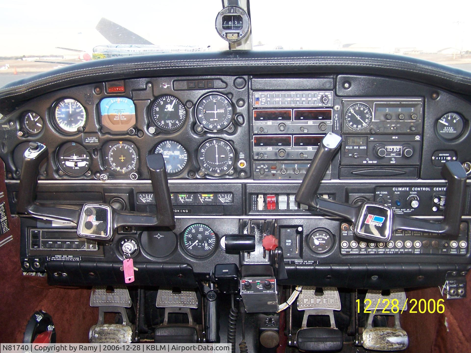N81740, 1982 Piper PA-28-161 C/N 28-8216130, Cockpit