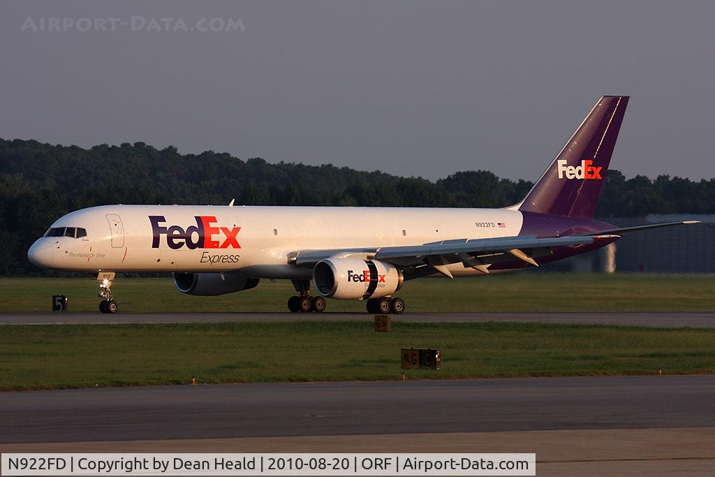 N922FD, 1989 Boeing 757-23A C/N 24293, FedEx N922FD 'Remy' (FLT FDX307) rolling out on RWY 5 after arrival from Memphis Int'l (KMEM).