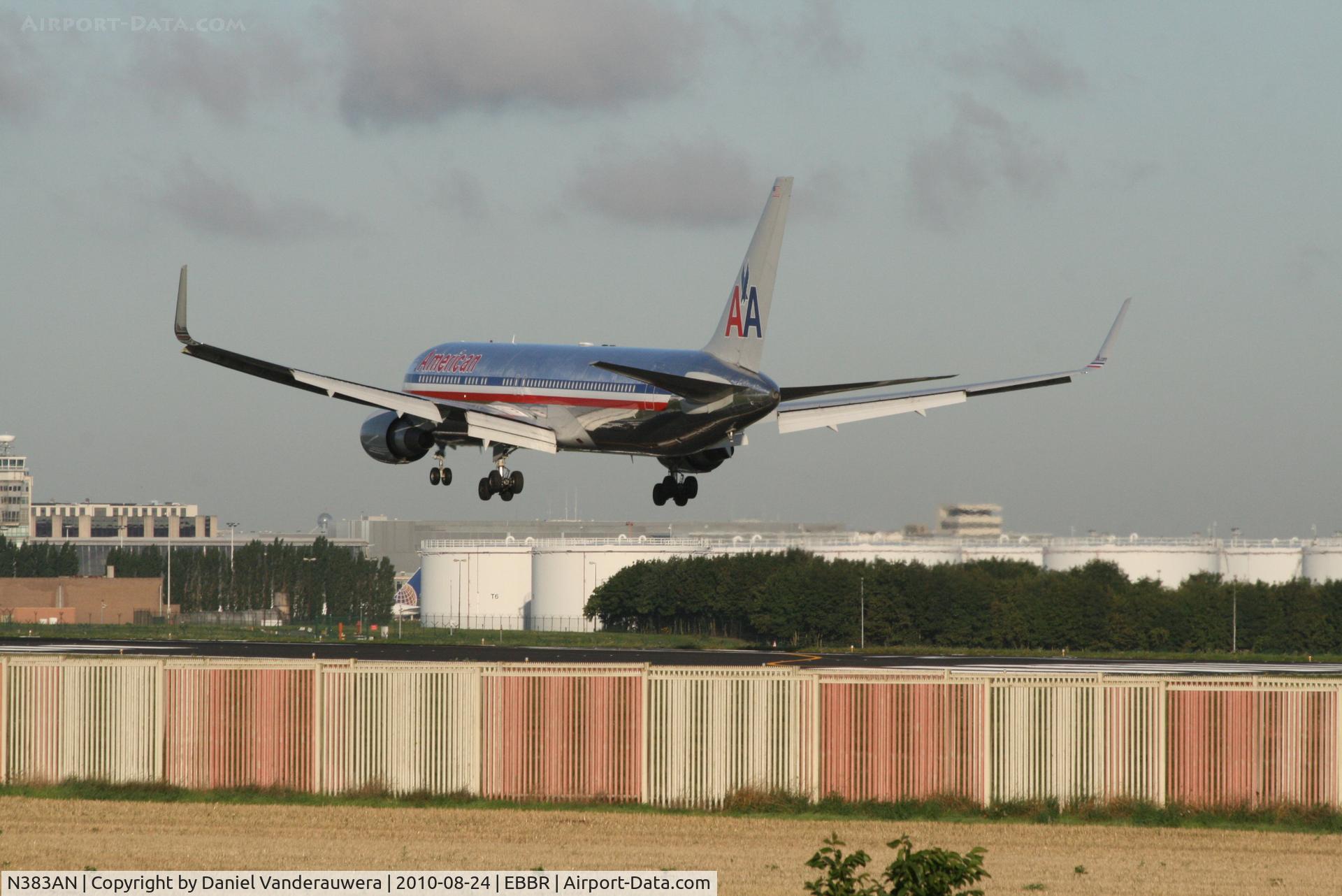 N383AN, 1993 Boeing 767-323 C/N 26995, Flight AA088 is descending to RWY 25L  (now with winglets)