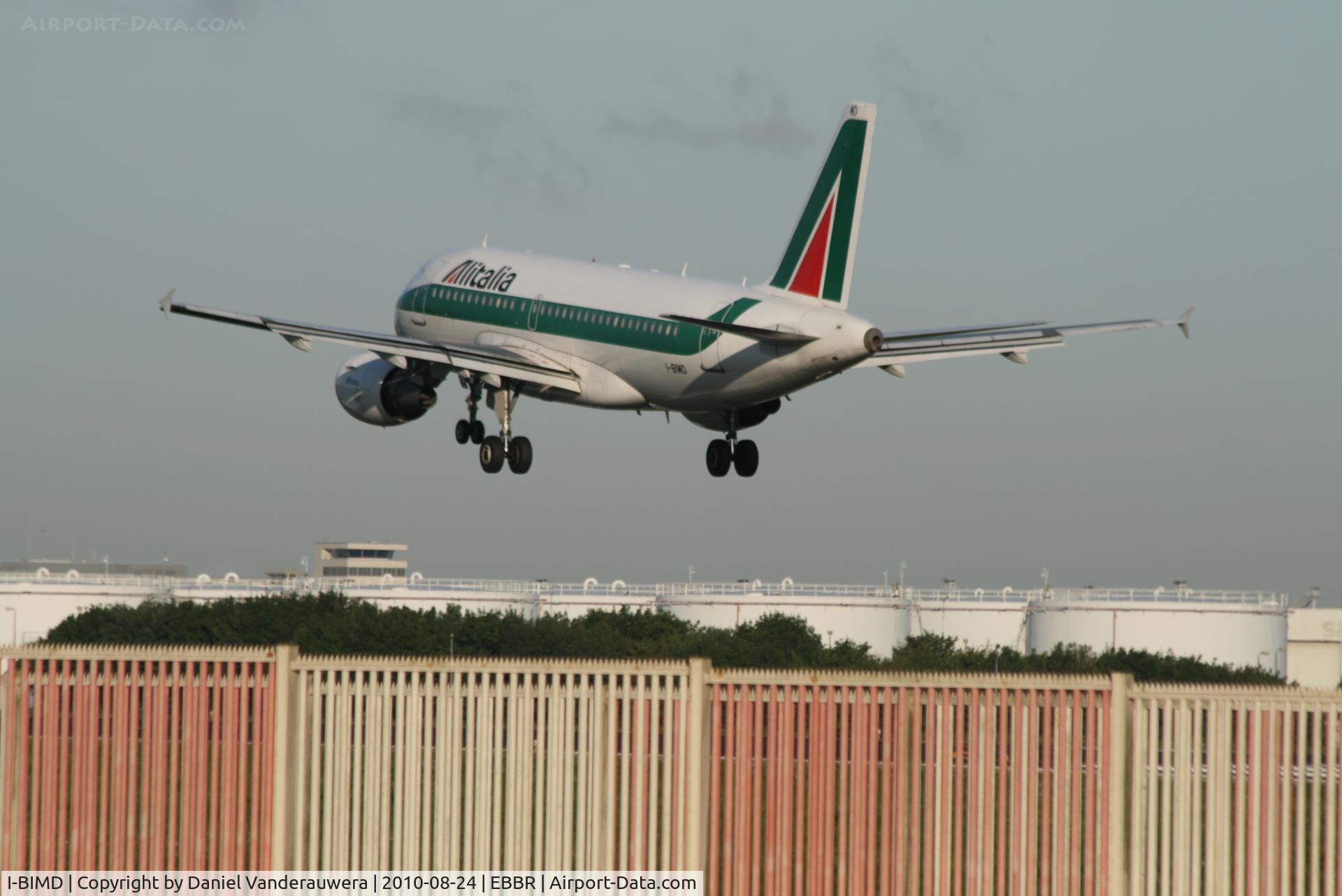 I-BIMD, 2003 Airbus A319-112 C/N 2074, Several seconds before landing on RWY 25L