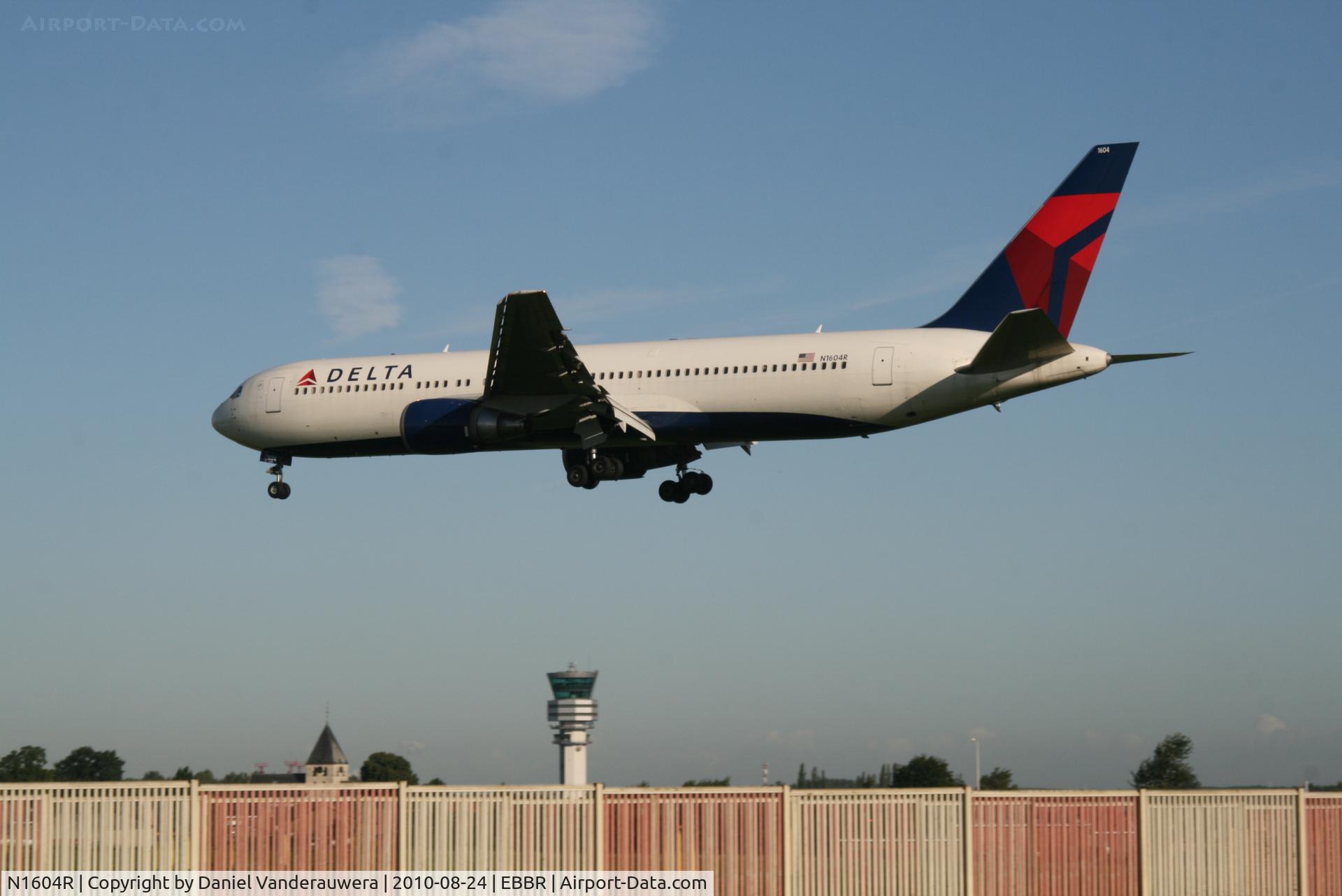 N1604R, 1999 Boeing 767-332 C/N 30180, Flight DL140 is descendig to RWY 25L