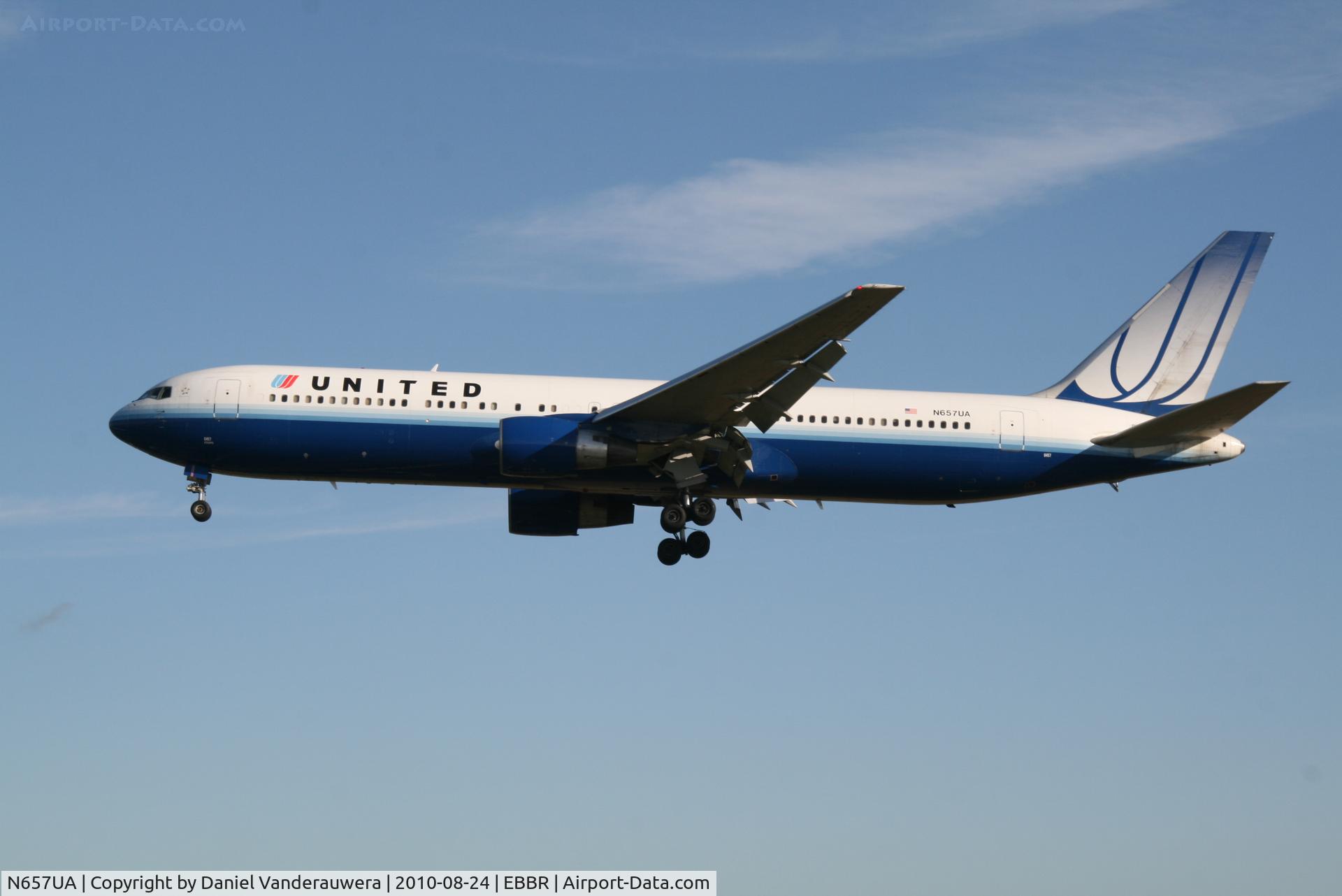 N657UA, 1993 Boeing 767-322 C/N 27112, Arrival of flight UA972 to RWY 25L