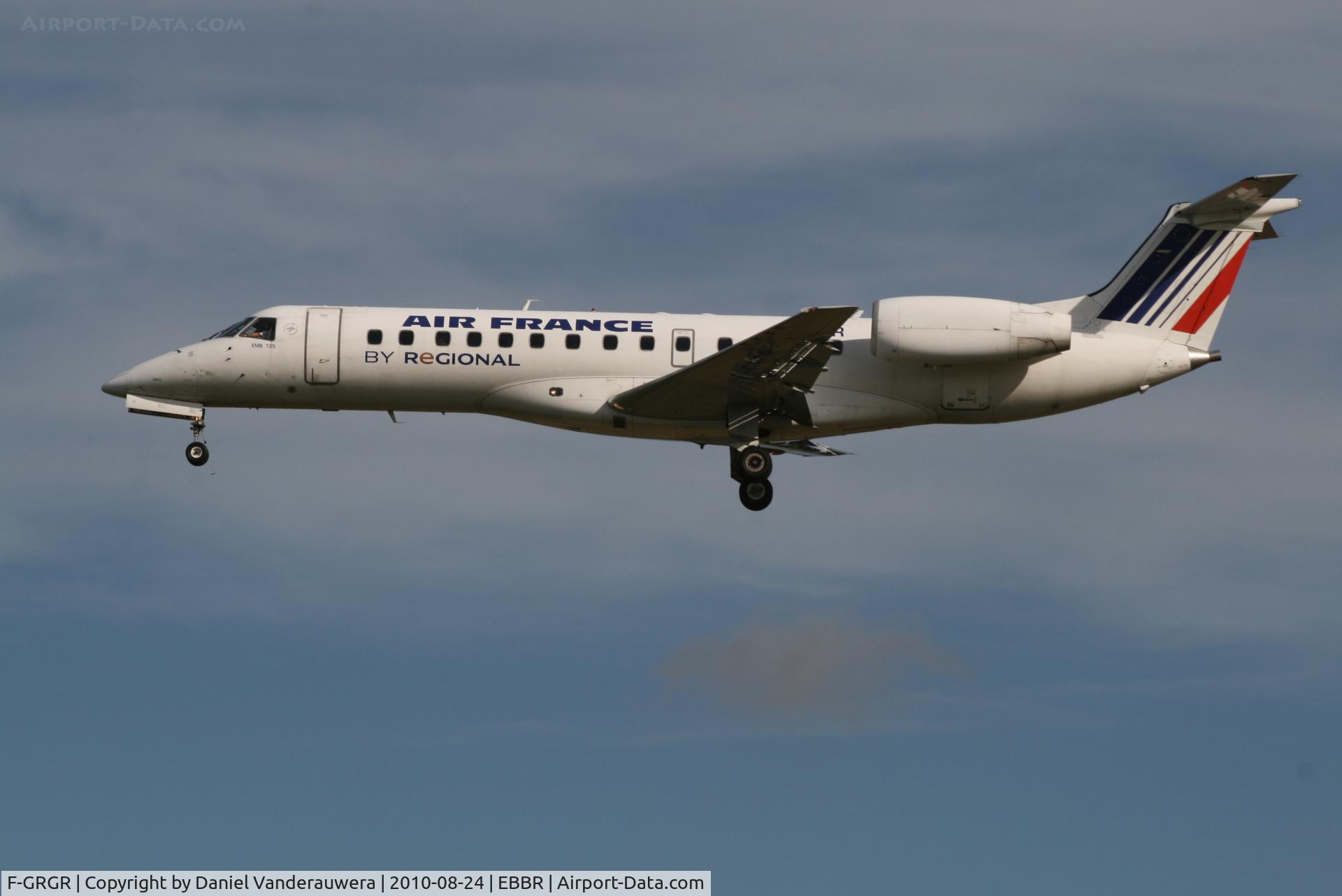 F-GRGR, 2000 Embraer ERJ-135ER (EMB-135ER) C/N 145236, Arrival of flight AF5402 to RWY 25L