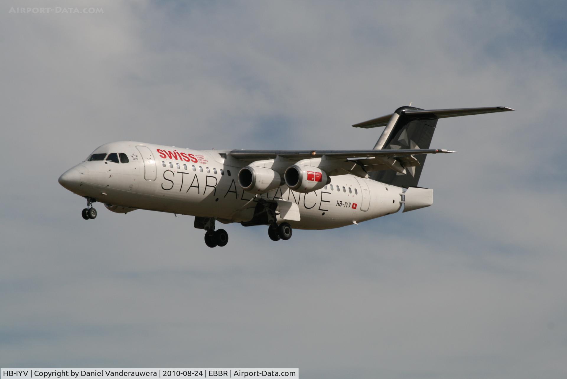 HB-IYV, 2000 British Aerospace Avro 146-RJ100 C/N E3377, Flight LX778 on approach to RWY 25L