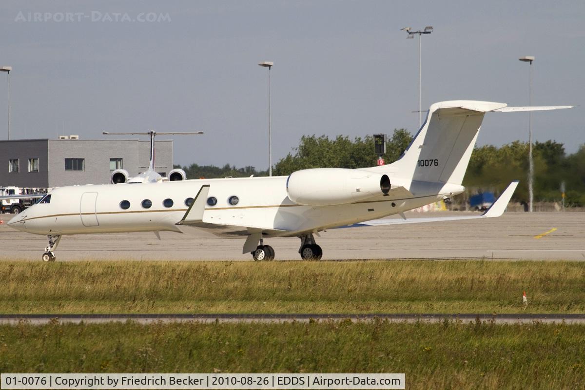 01-0076, 2001 Gulfstream Aerospace C-37A (G-V) C/N 645, taxying to the gate